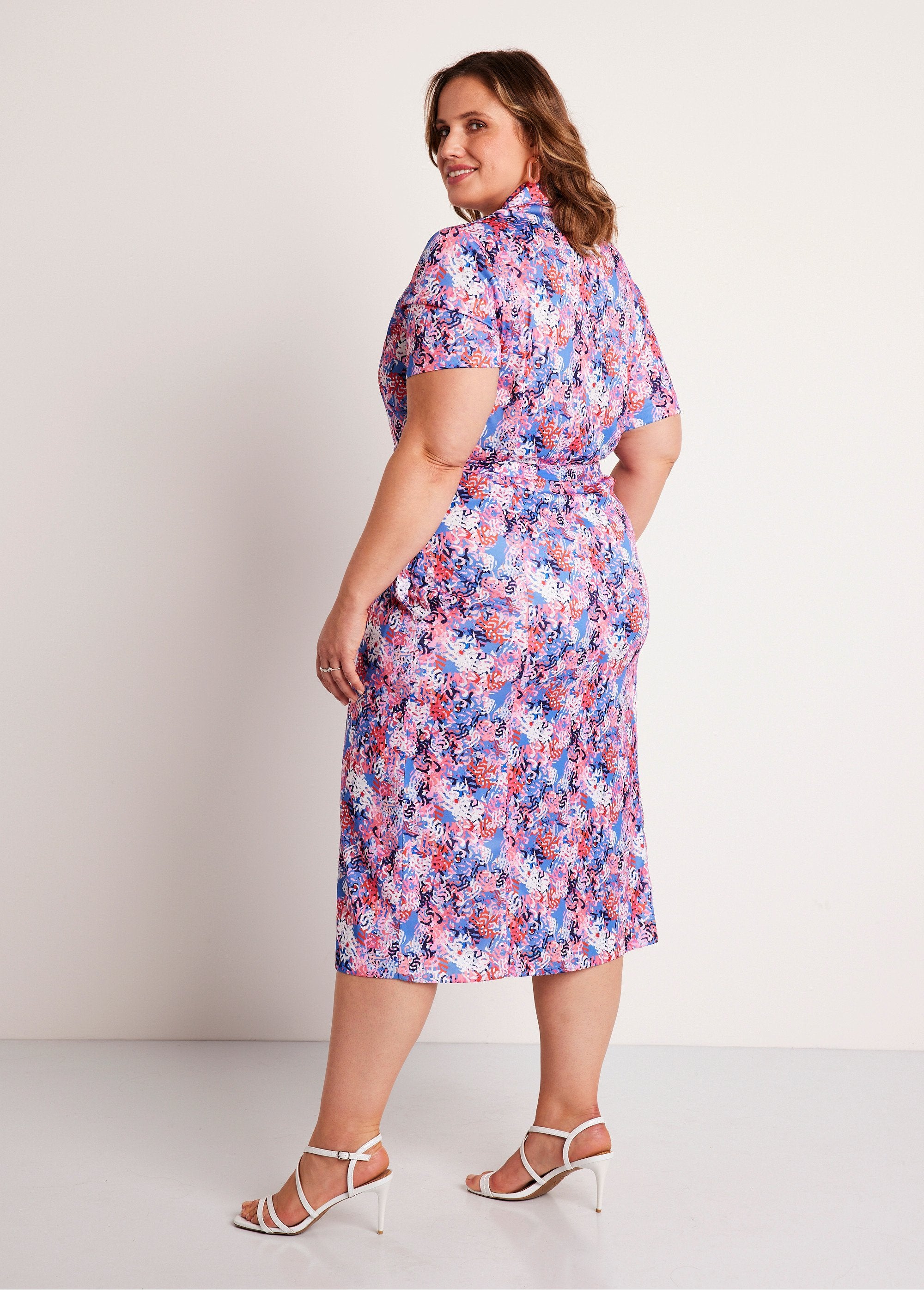 Vestido_reto_de_comprimento_médio_com_botões_e_estampado_Azul_e_rosa_DO1_curvy