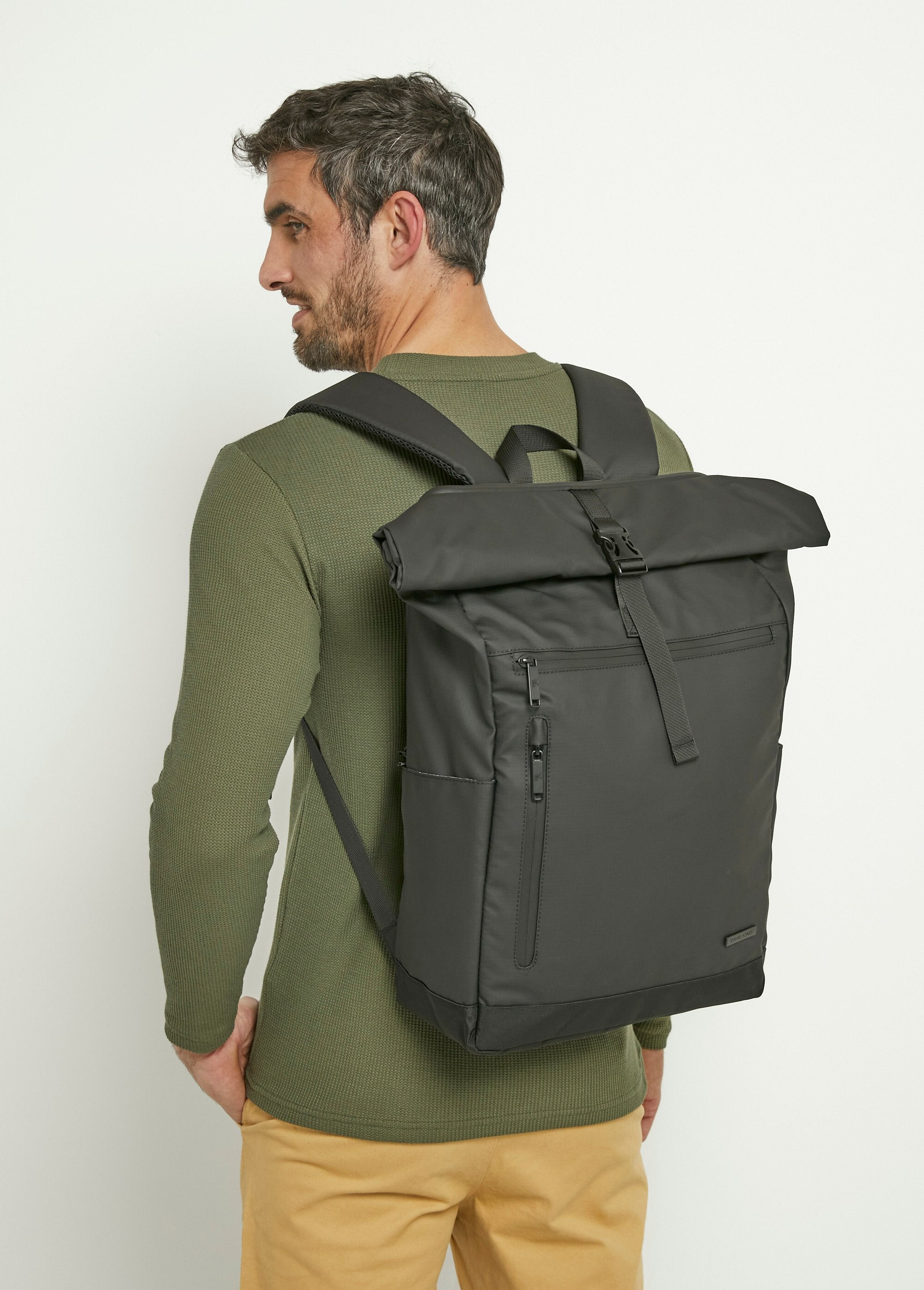 Mochila_urbana_com_vários_bolsos_e_fecho_de_correr_Noir_FA1_slim