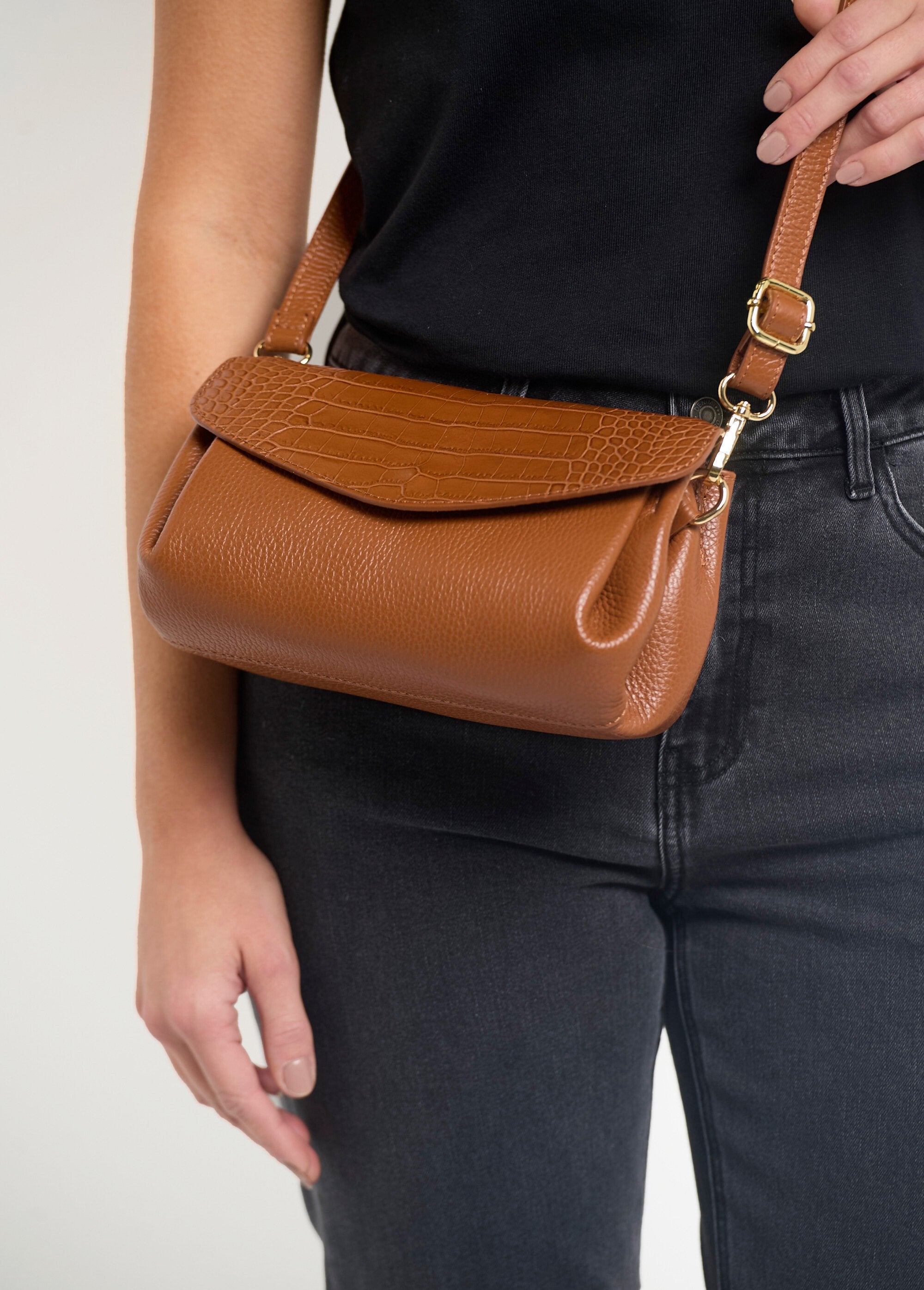Bolsa_de_couro_com_aba_estilo_réptil_Camel_FA1_slim