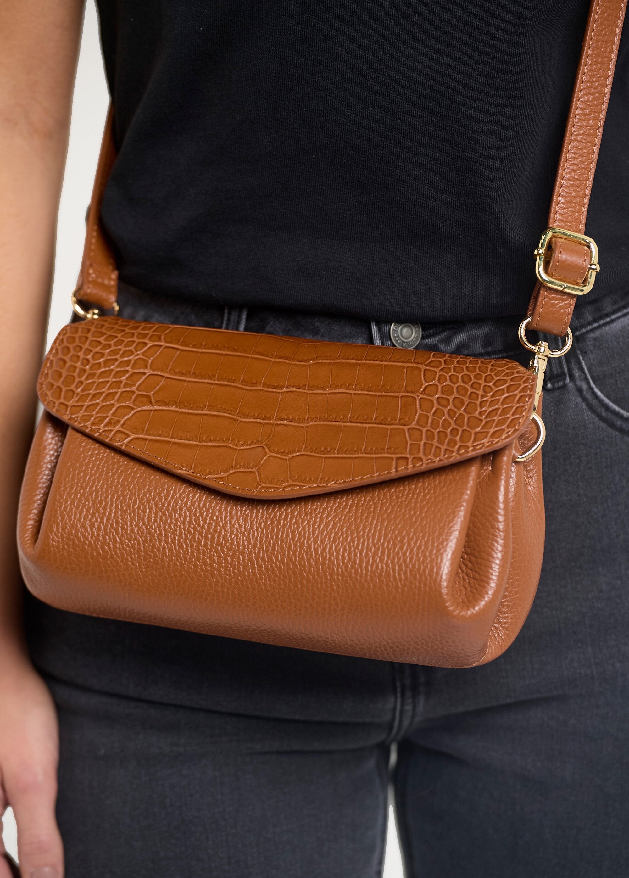 Bolsa_de_couro_com_aba_estilo_réptil_Camel_FA2_slim