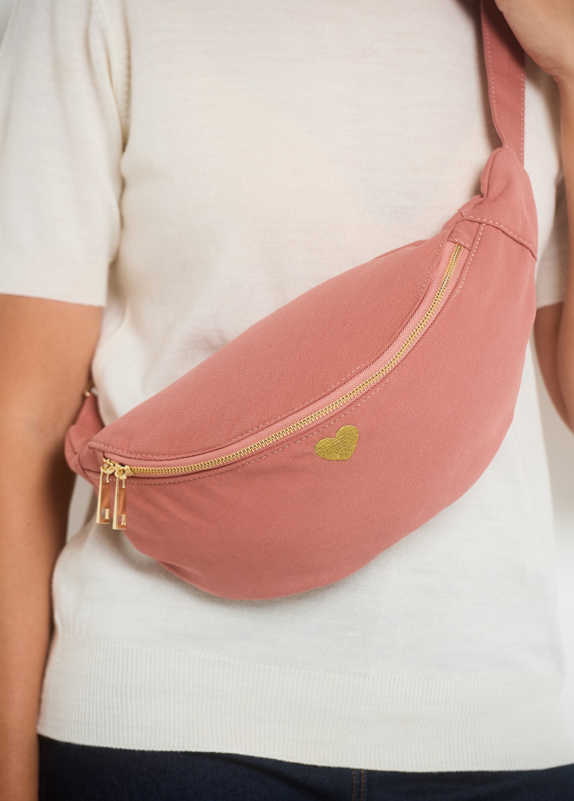 Sac_banane_uni_zippé_broderie_cur_Rose_poudre_DE1_slim