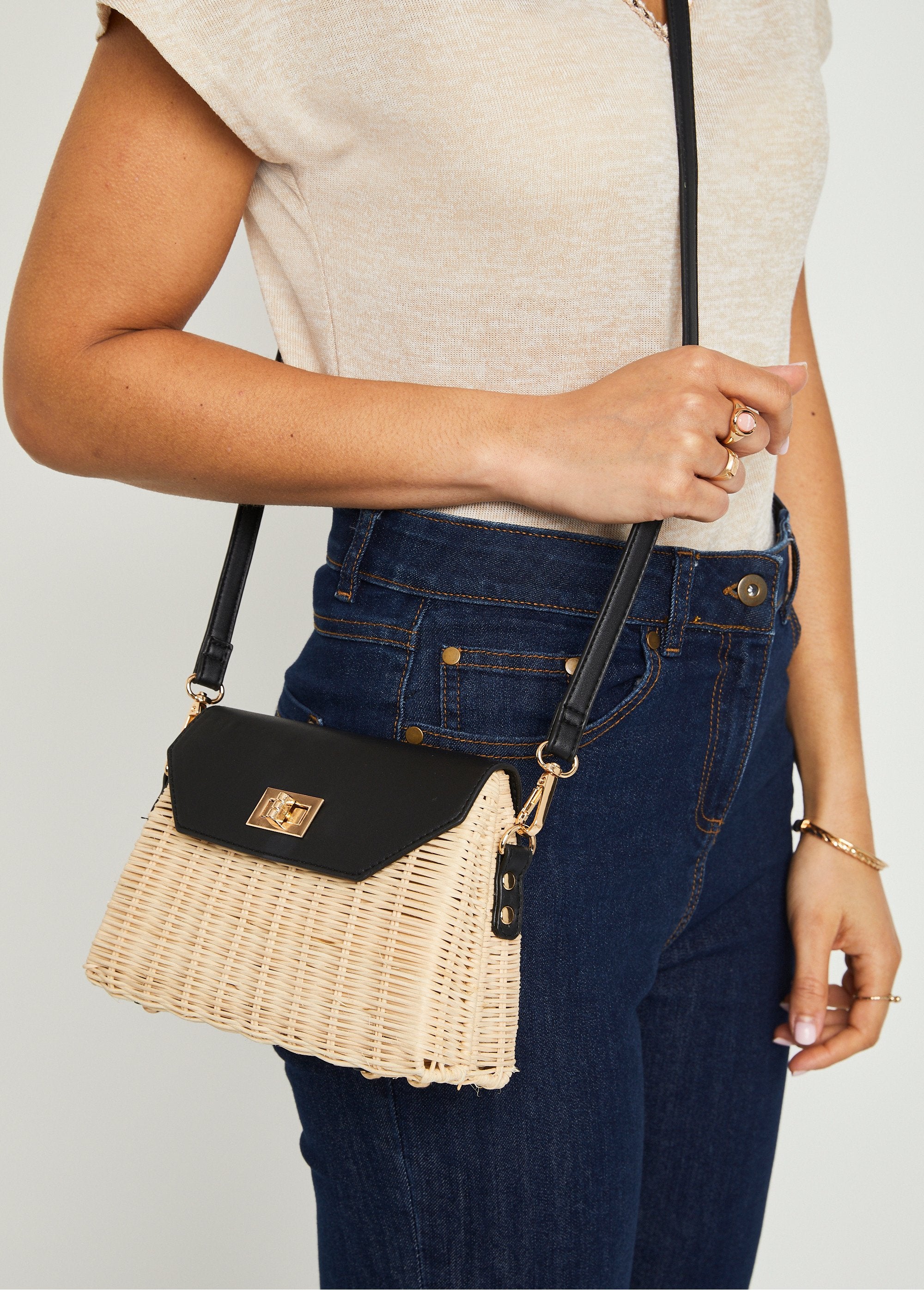 Bolsa_mensageiro_em_vime_tecido_bicolor_Natural_e_preto_FA2_slim