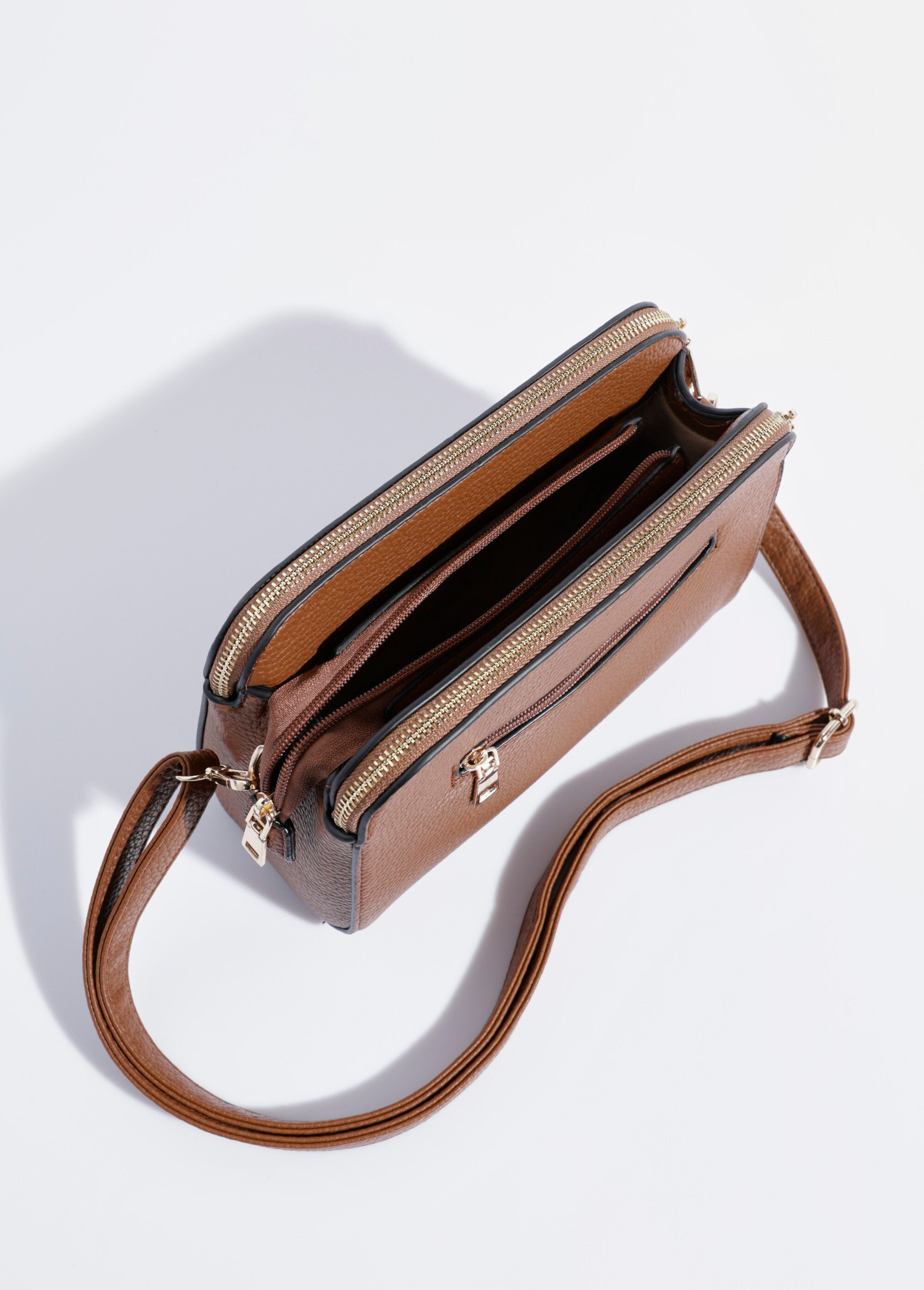 Bolsa_compacta_com_vários_bolsos_e_detalhe_em_metal_Camel_DE1_slim
