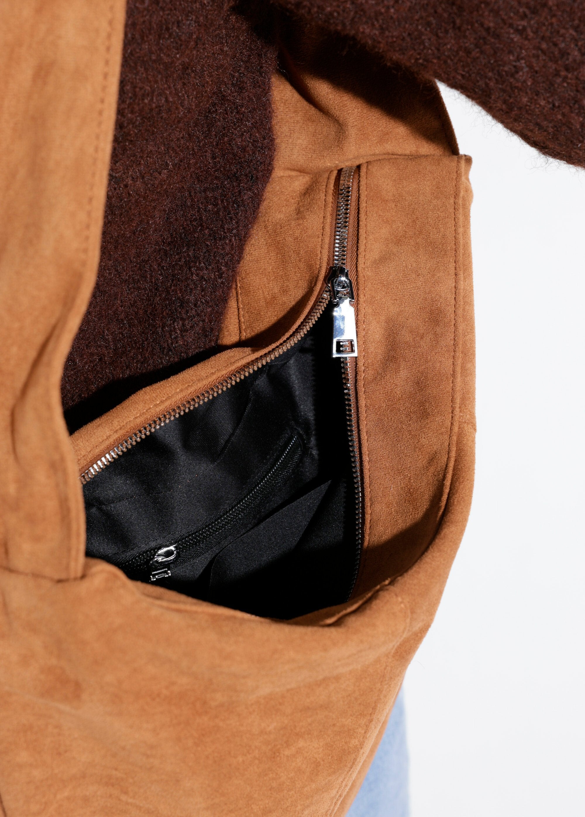 Saco_em_suedette_com_alça_larga_para_o_ombro_Camel_DE2_slim