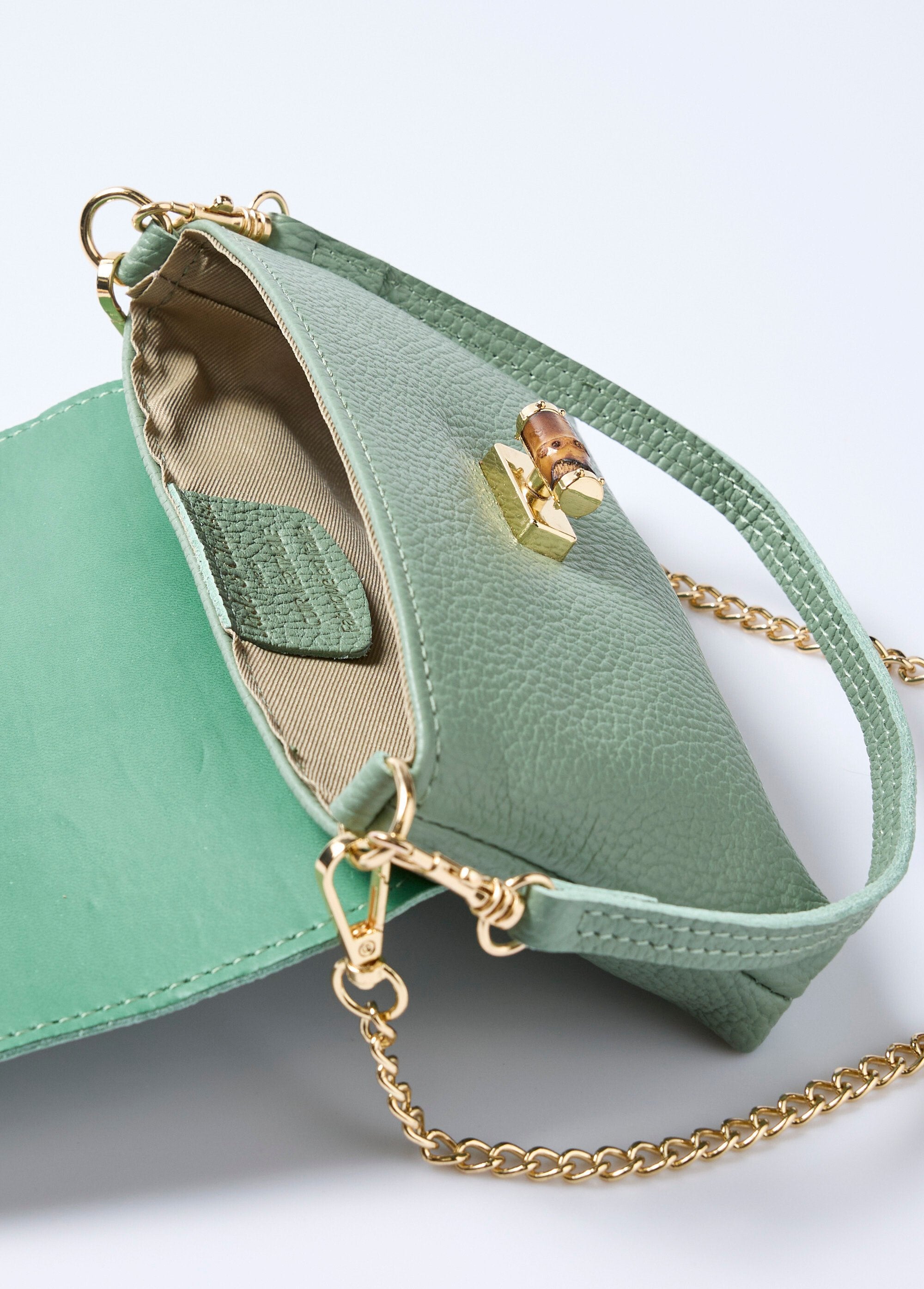 Bolsa_clutch_de_couro_com_fecho_de_metal_Vert_tilleul_DE1_slim