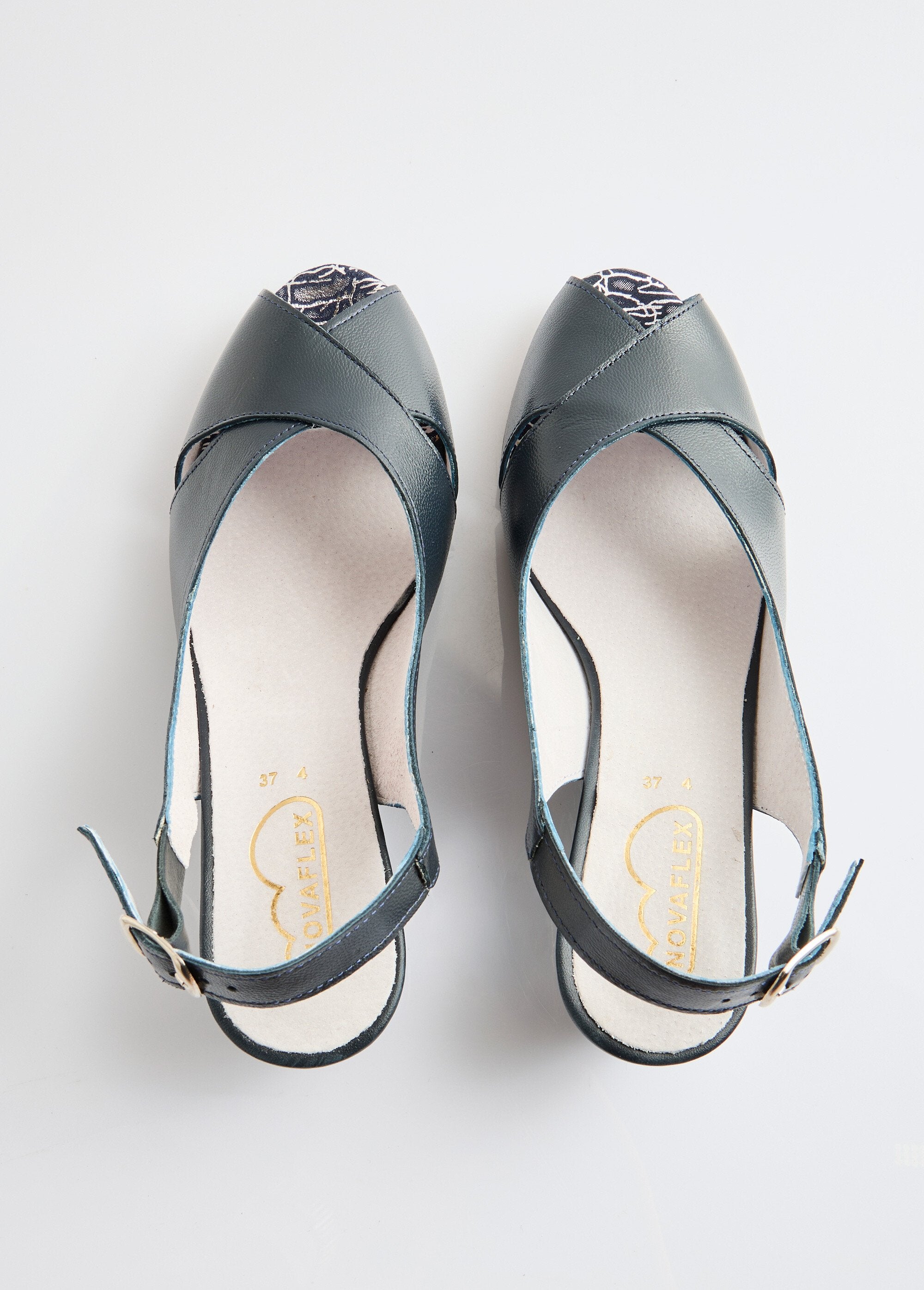 Sandália_confortável_de_couro_com_bico_aberto_Marinho_OV1_slim