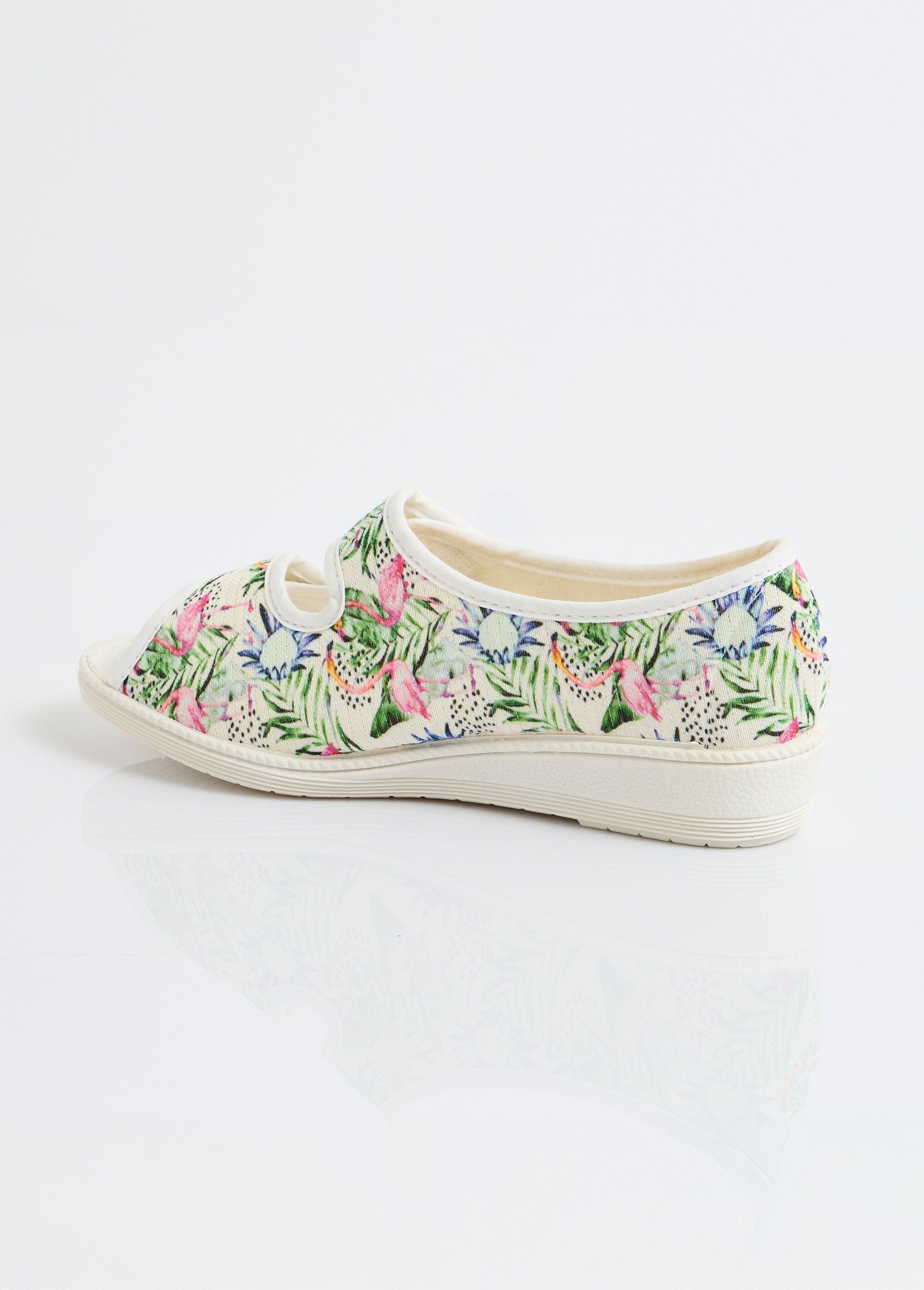 Sandálias_abertas_com_largura_confortável_Impresso_DO1_slim