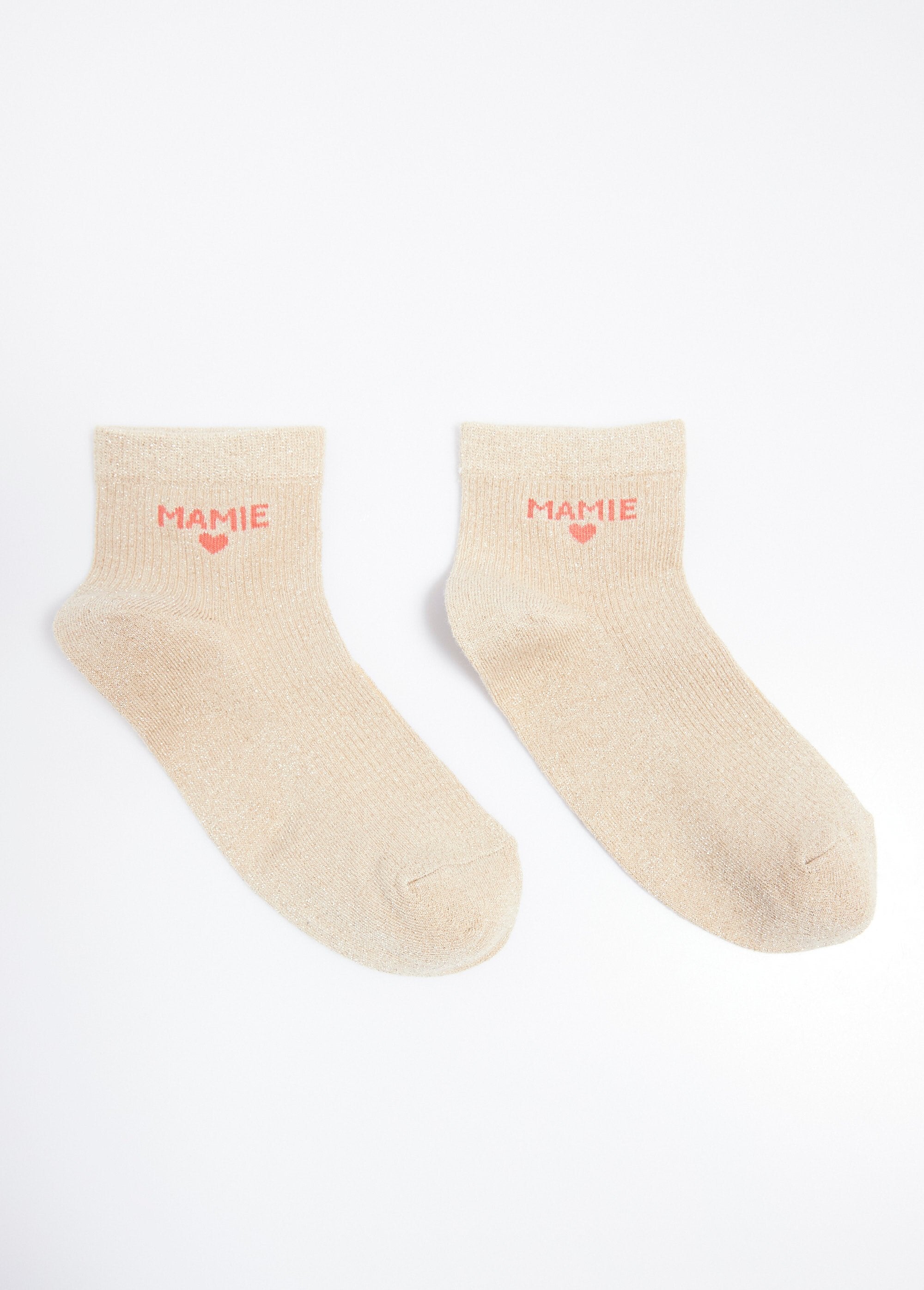 Meias_de_fios_metálicos,_mensagem_MAMIE_Beige_FA1_slim