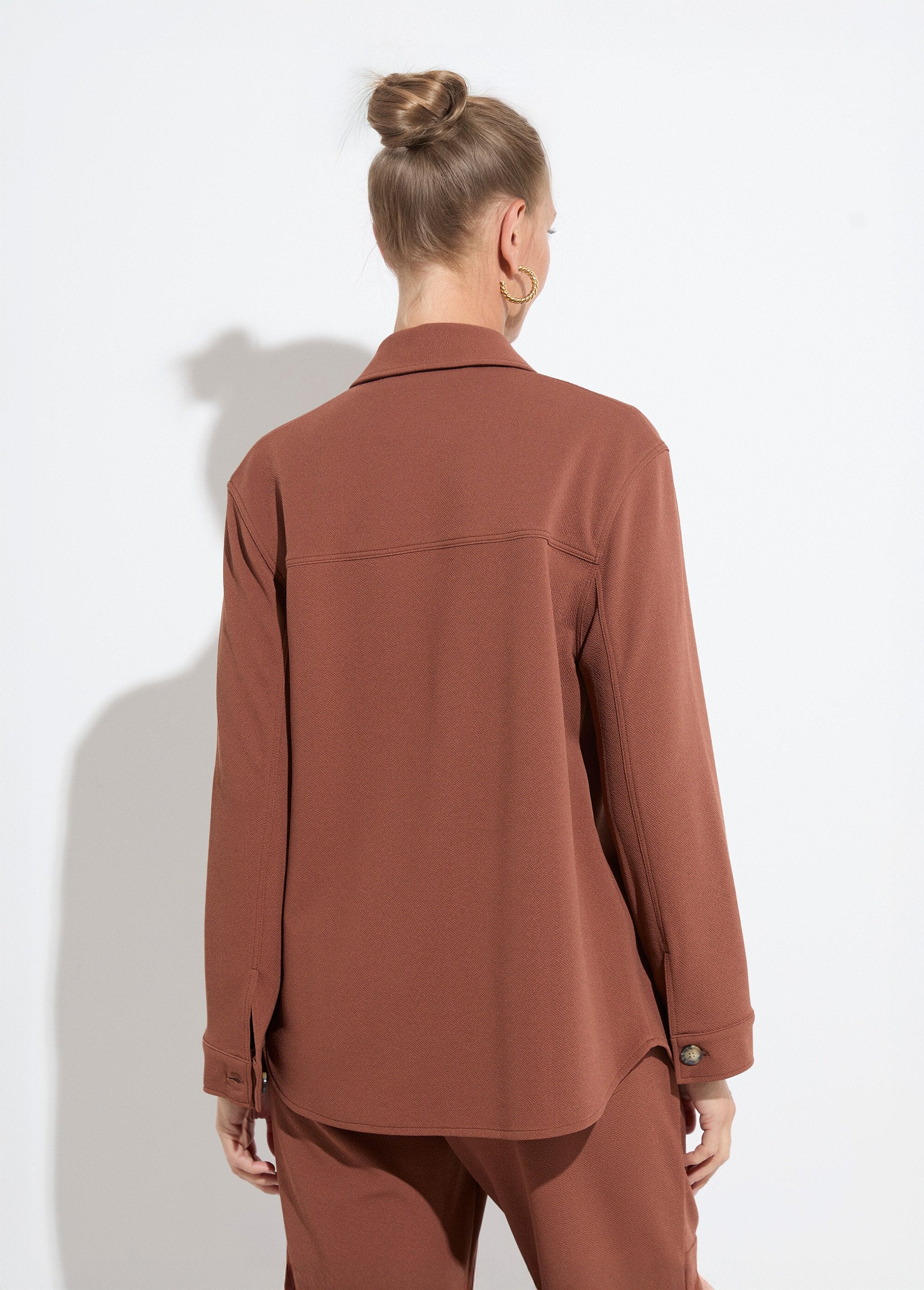 Sobrecamisa_de_malha_crepe_lisa_com_botões_Marron_DO1_slim