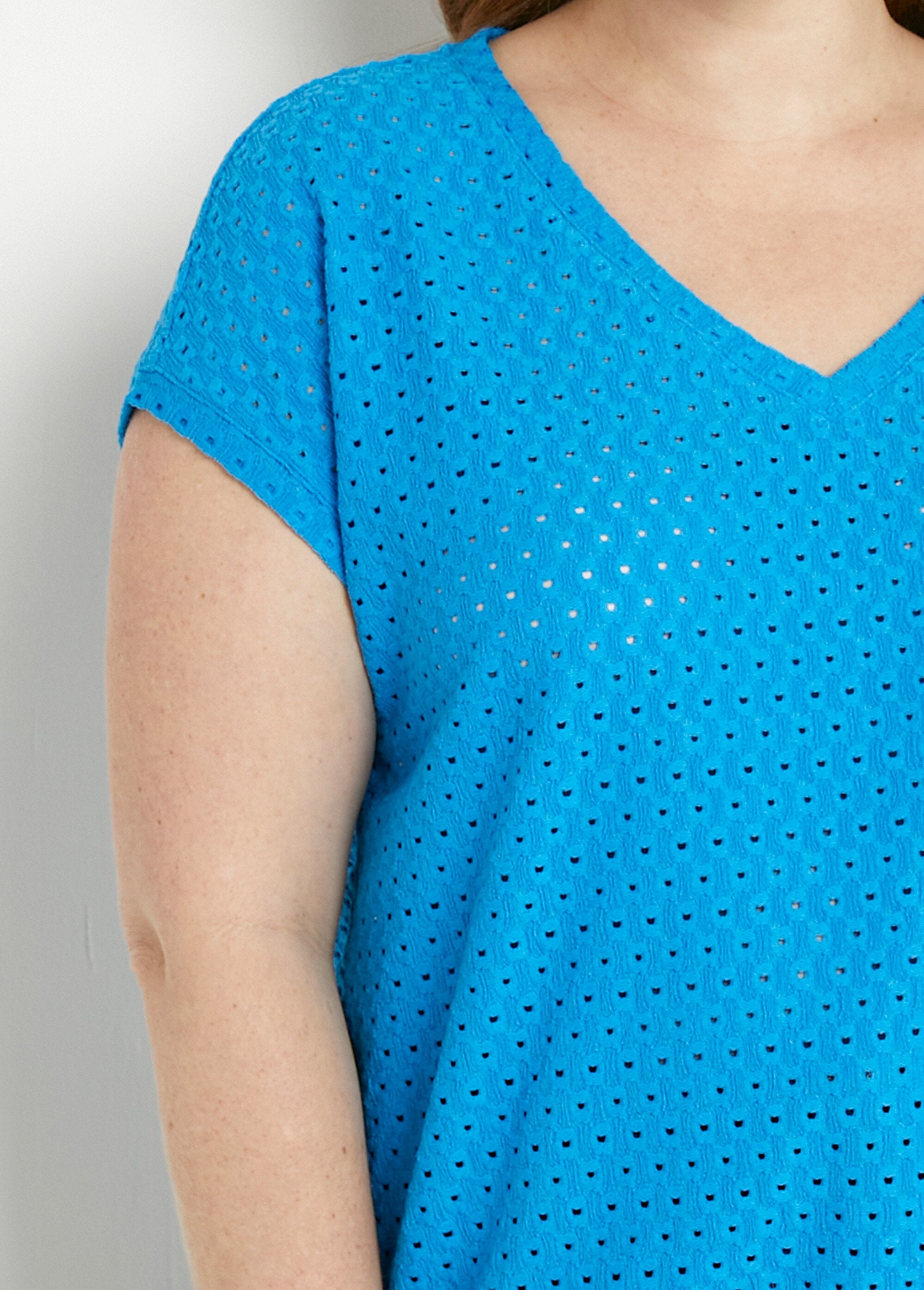Camiseta_solta_com_blusa_curta_lisa_decote_em_V_Turquoise_DE1_curvy