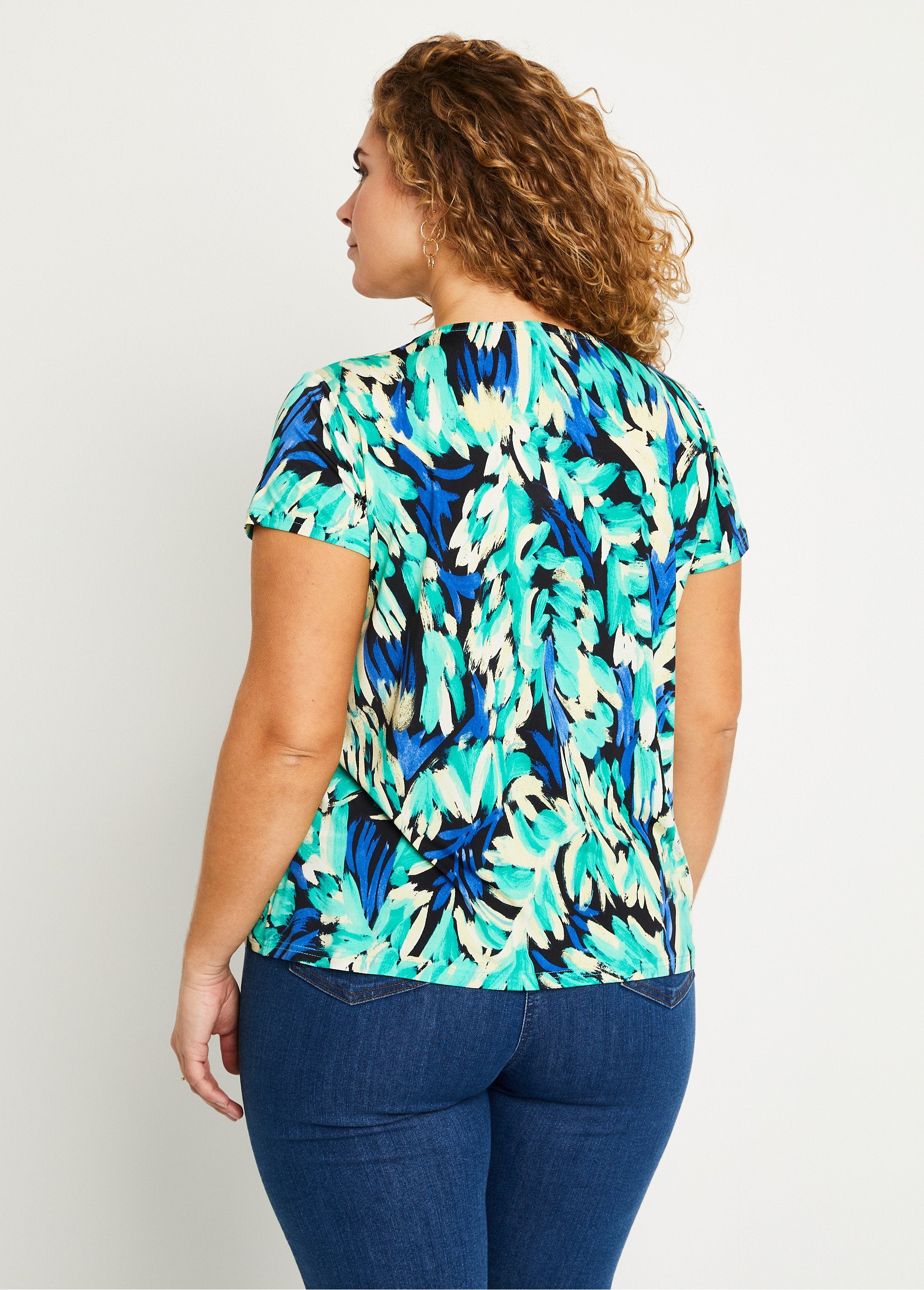 Camiseta_curta_solta_com_decote_em_V_e_estampa_extravagante_Azul_e_verde_DO1_curvy