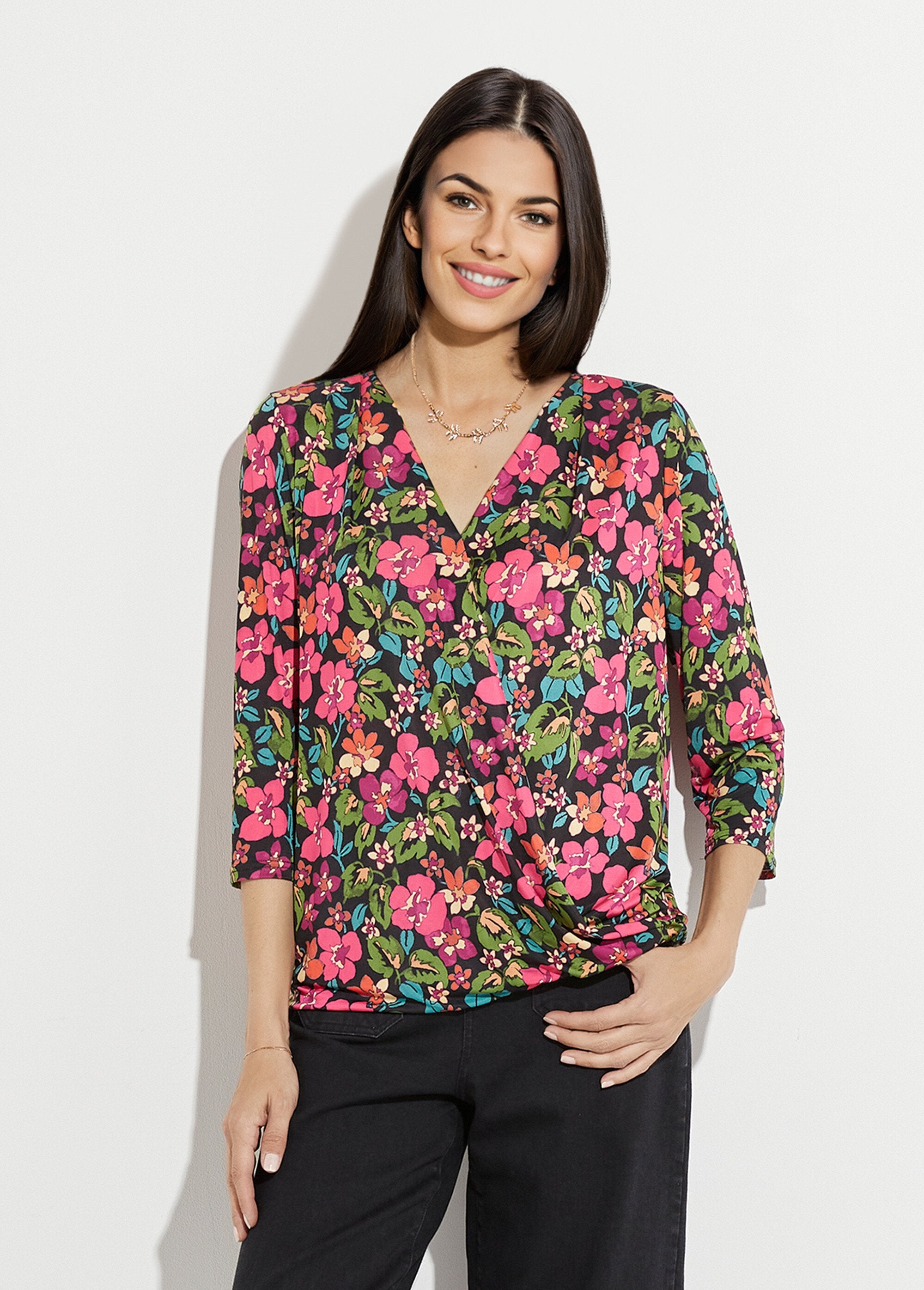Camiseta_blusa_envolvente_floral_Noir_et_fuchsia_FA1_slim