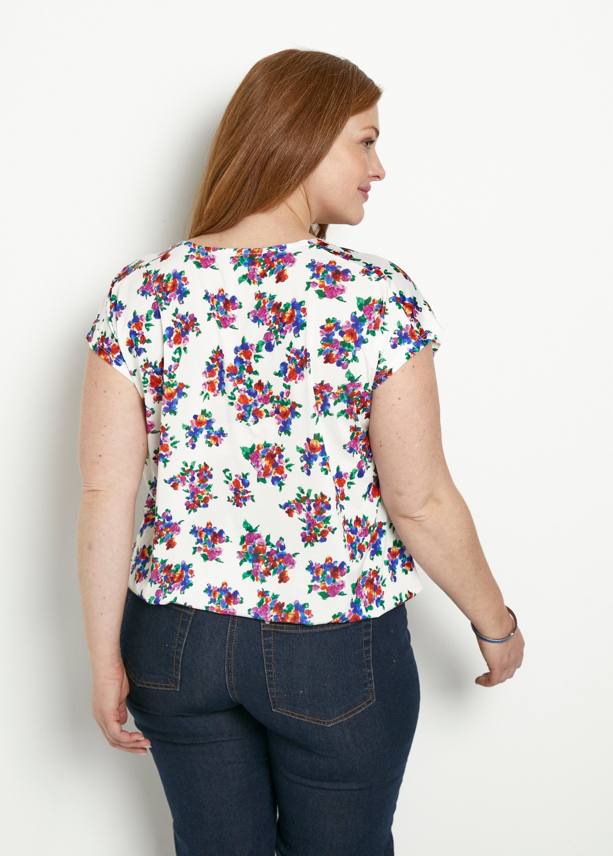 Blusa_gola_joia_floral_camiseta_Fond_blanc_DO1_curvy