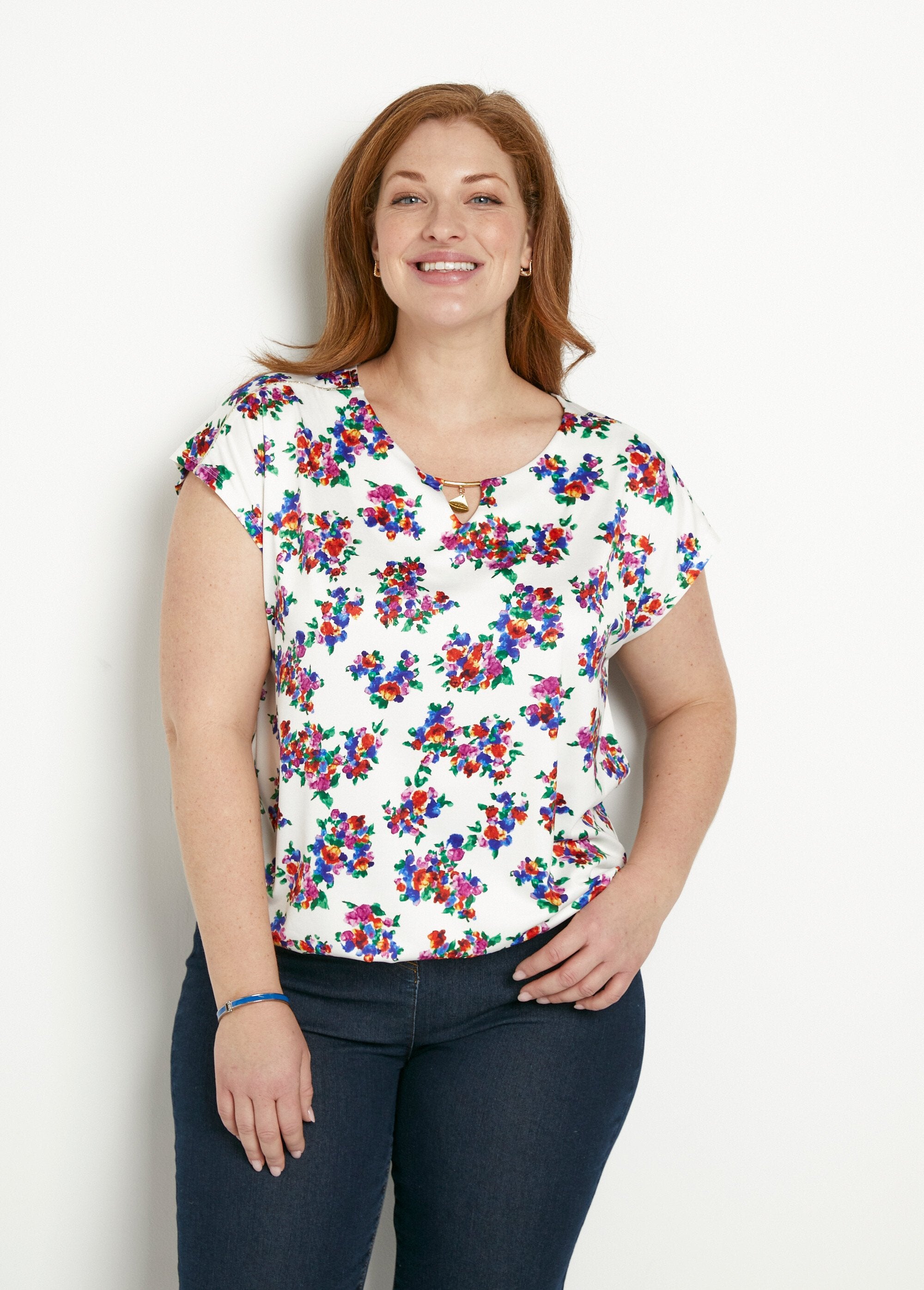 Blusa_gola_joia_floral_camiseta_Fond_blanc_FA1_curvy