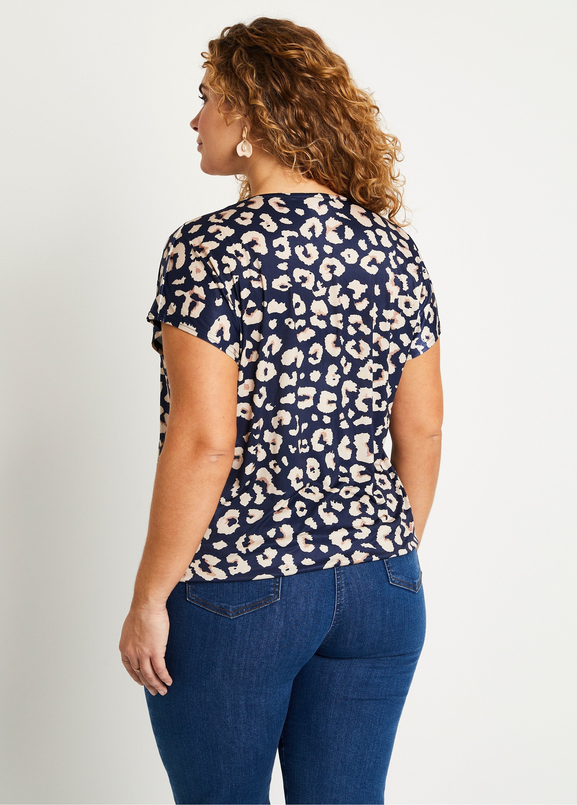 Blusa_com_estampa_animal_print_e_decote_em_V_Marinha_e_bege_DO1_curvy