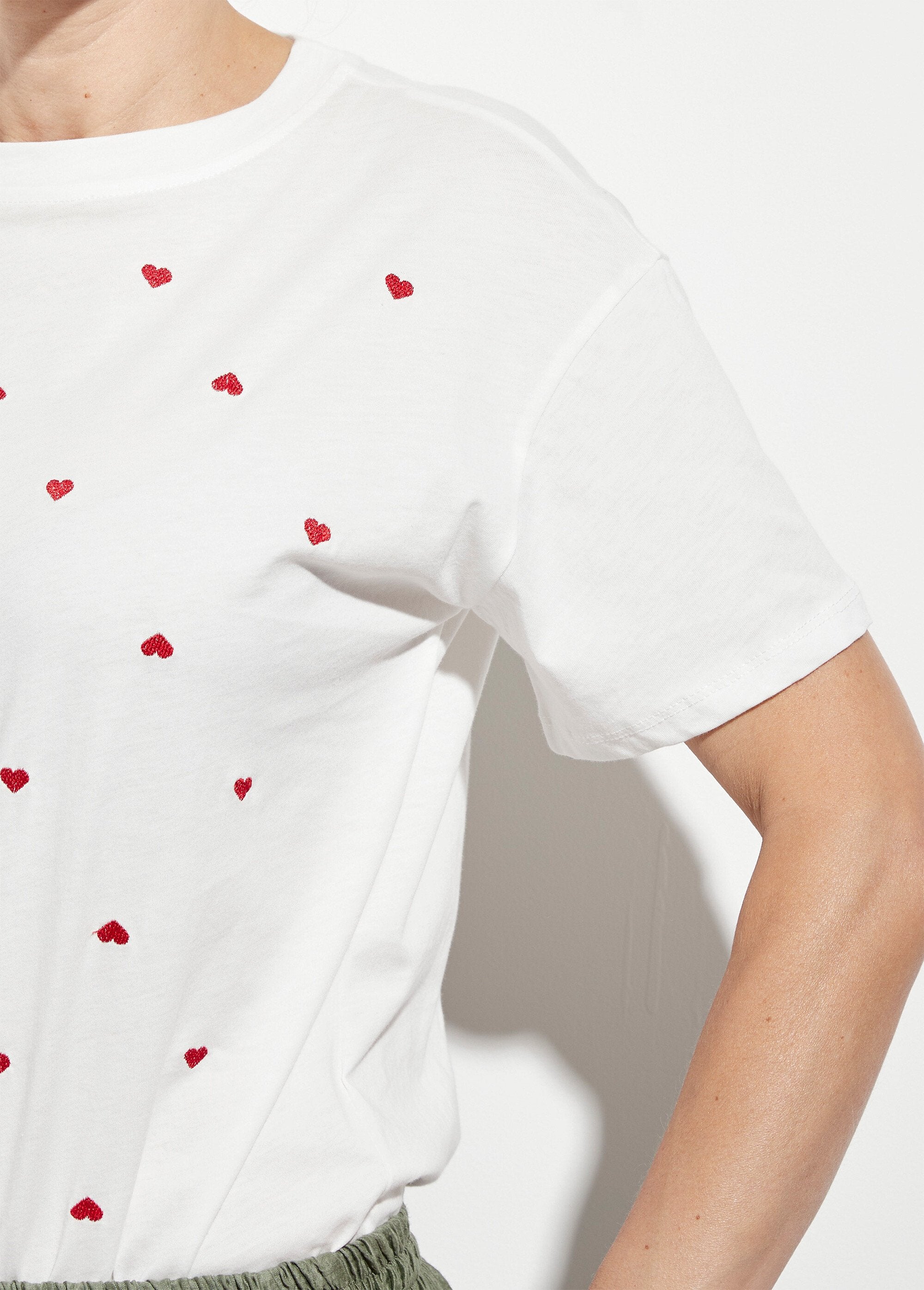 Camiseta_gola_redonda_com_pequenos_corações_bordados_Blanc_DE1_slim