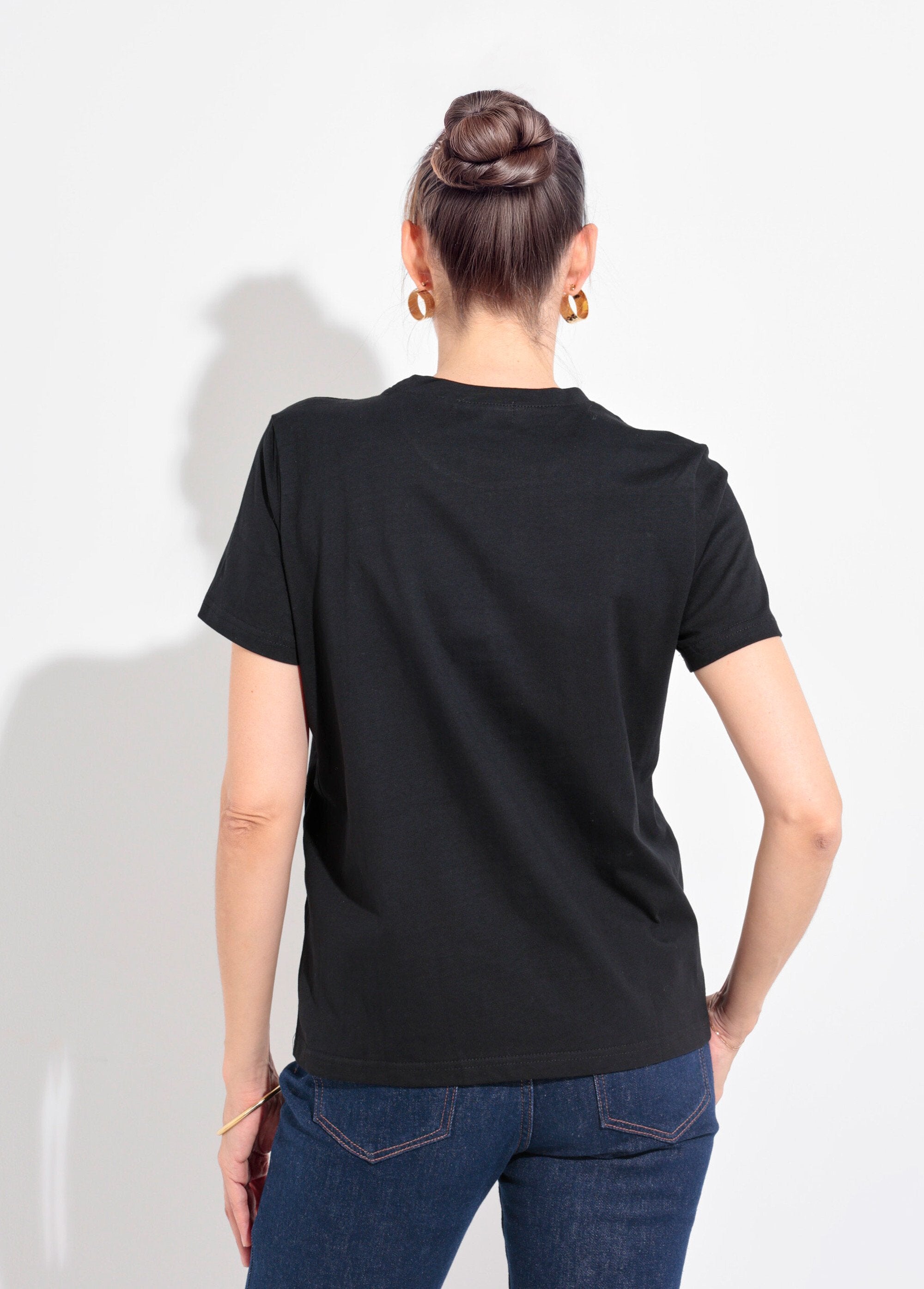 Camiseta_Madame_com_bordado_metálico_e_gola_redonda_Noir_DO1_slim