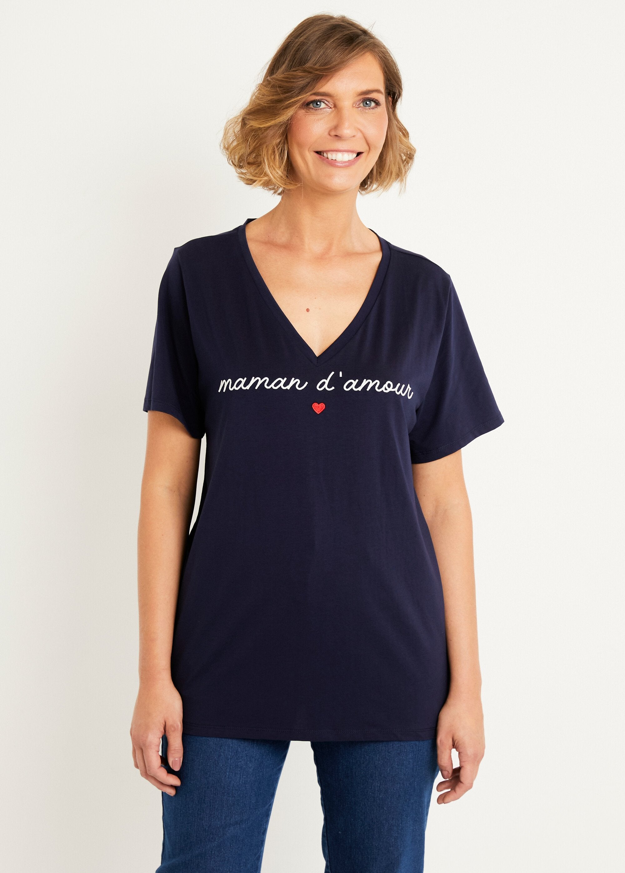 T-shirt_com_decote_em_V_e_mensagem_bordada_Marine_FA1_slim