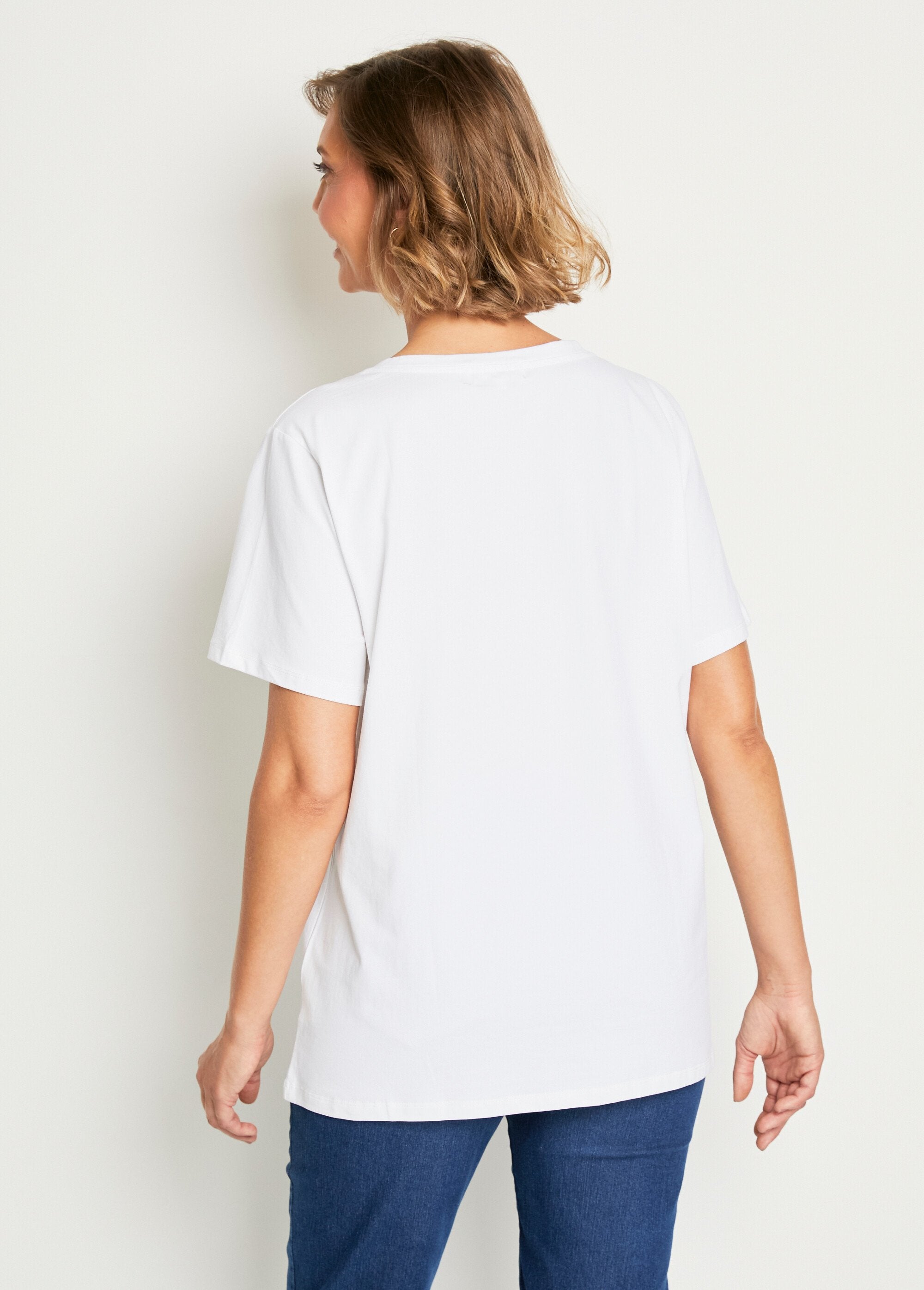 T-shirt_com_decote_em_V_e_mensagem_bordada_Blanc_DO1_slim