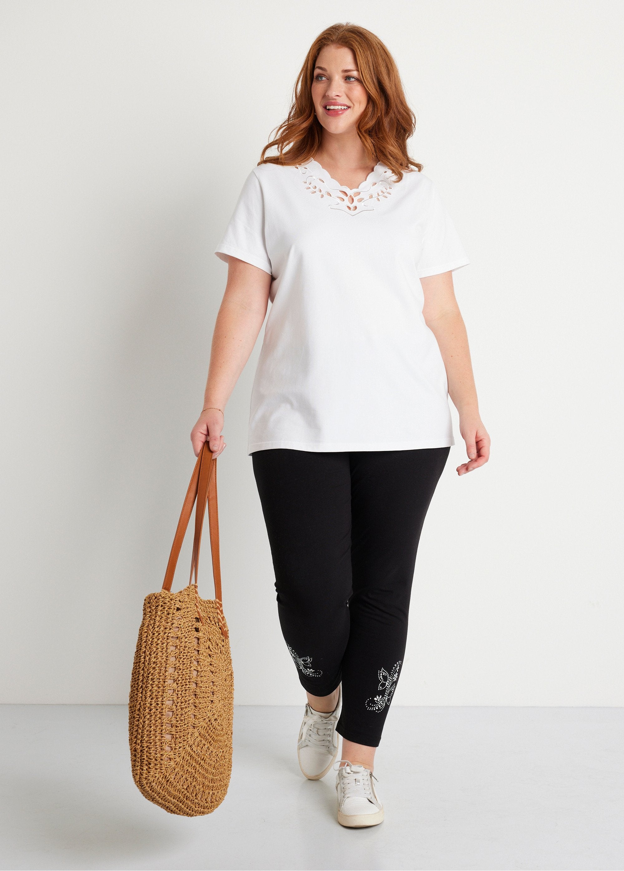 T-shirt_com_decote_em_V_bordado_e_aberto_BRANCO_SF1_curvy