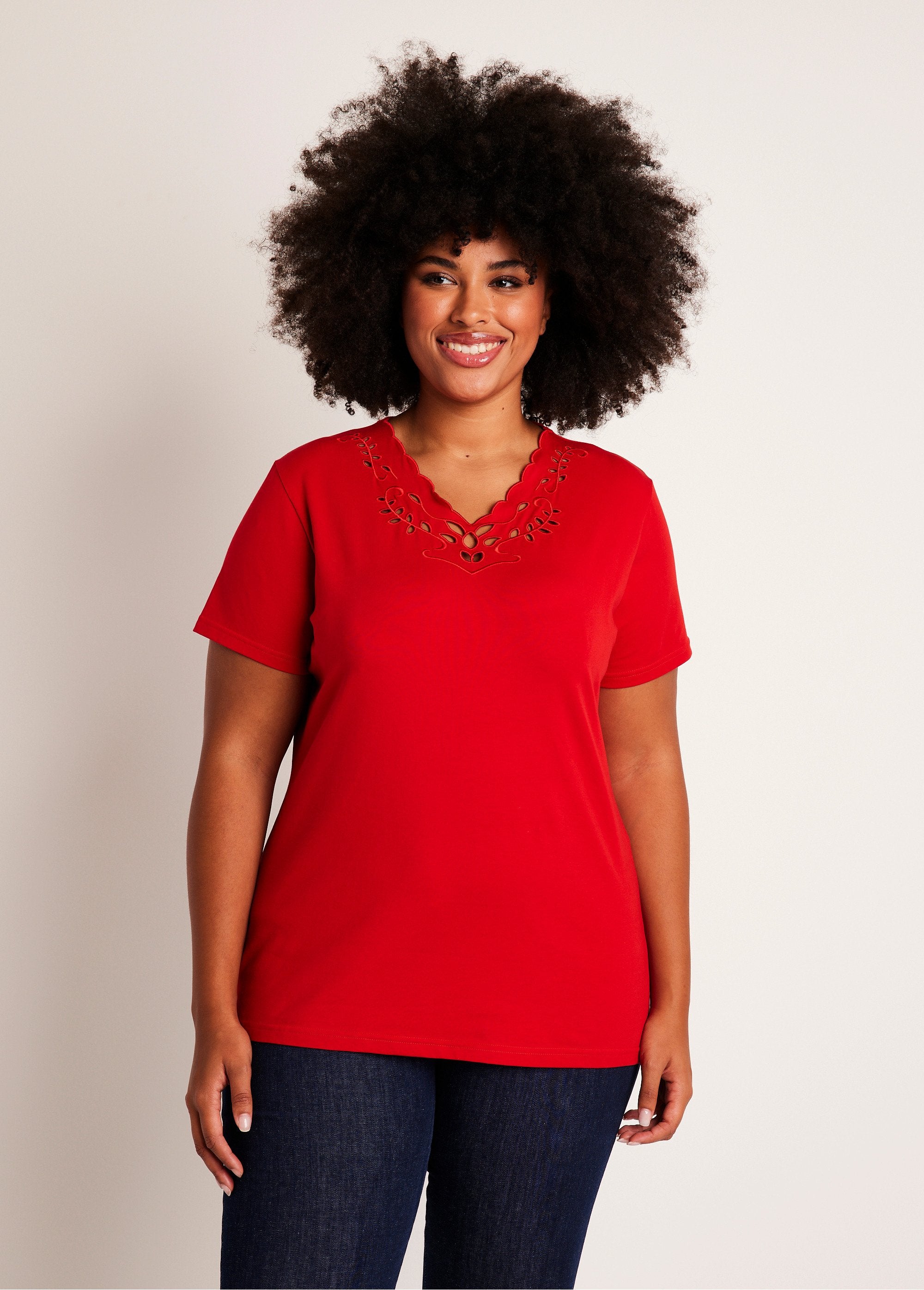 T-shirt_com_decote_em_V_bordado_e_aberto_VERMELHO_FA1_curvy