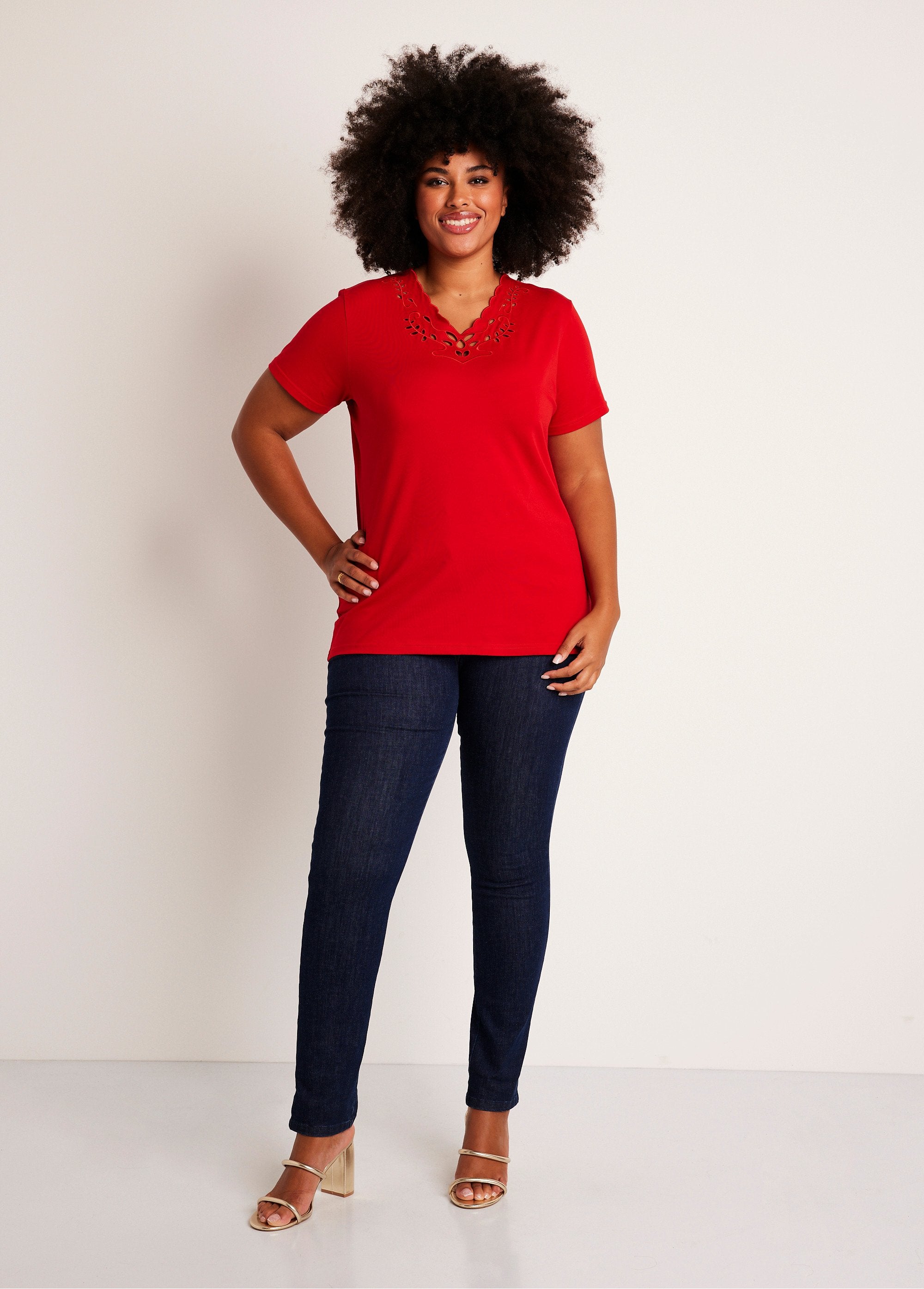 T-shirt_com_decote_em_V_bordado_e_aberto_VERMELHO_SF1_curvy