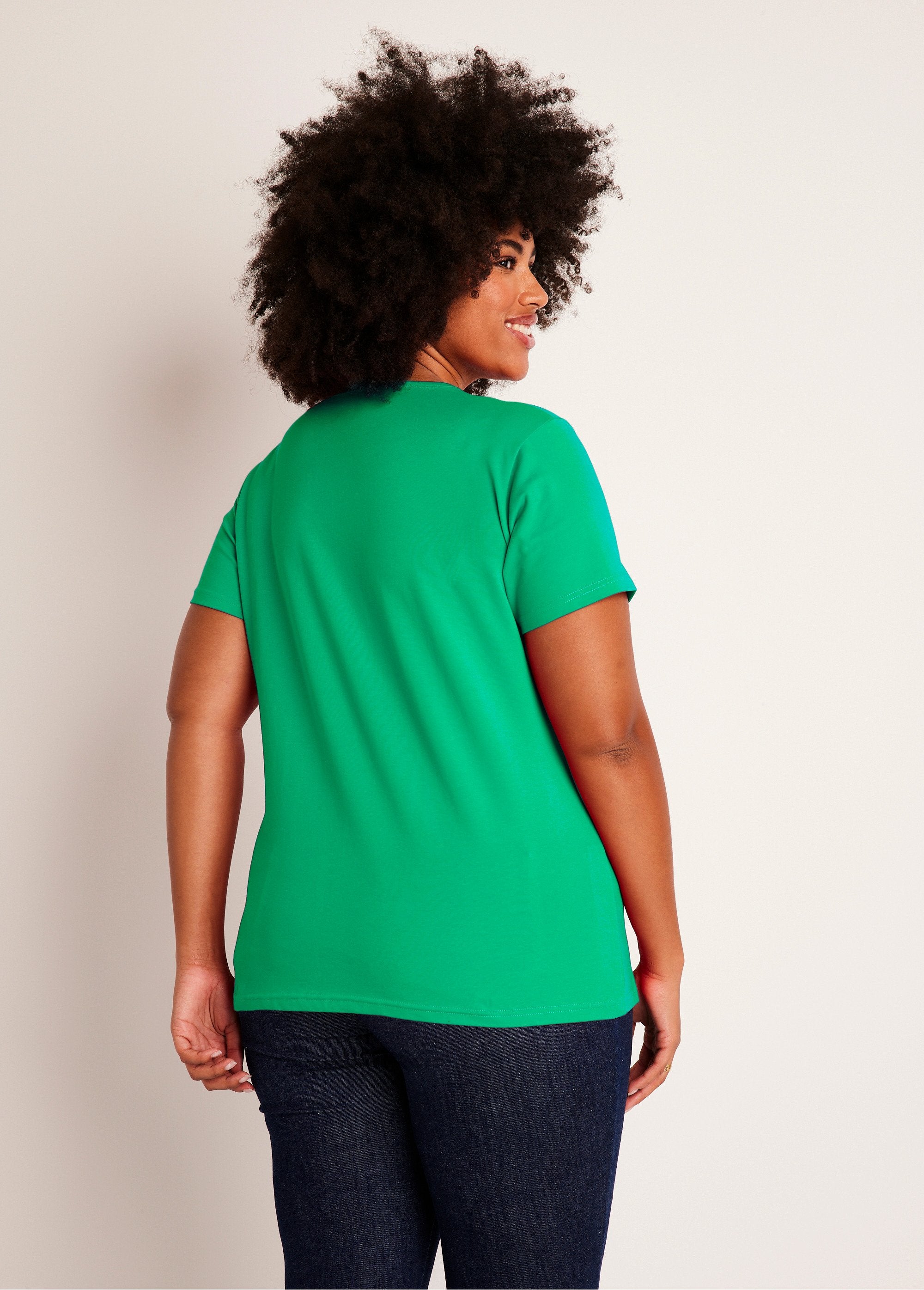 T-shirt_com_decote_em_V_bordado_e_aberto_VERDE_DO1_curvy