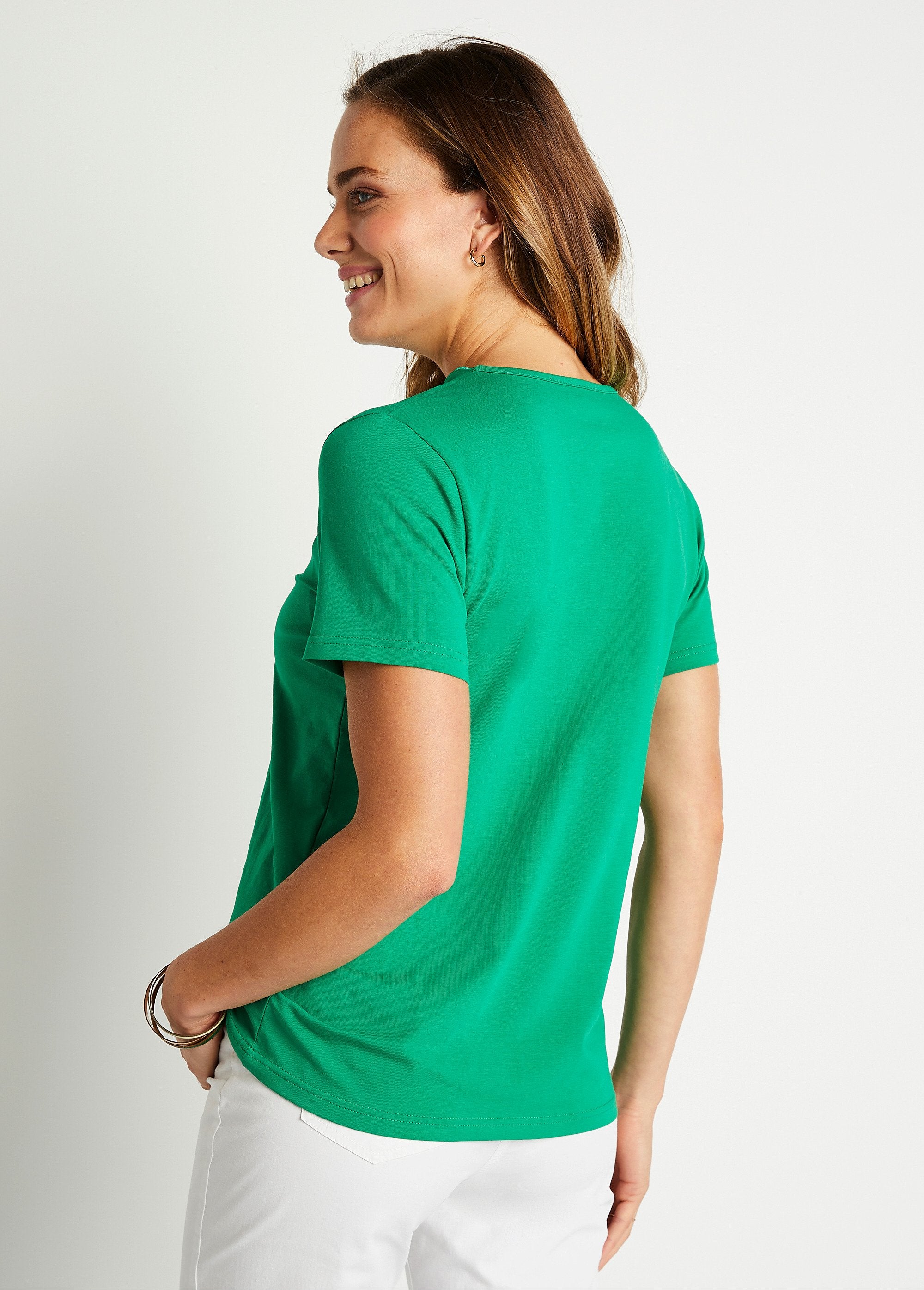 T-shirt_com_decote_em_V_bordado_e_aberto_VERDE_DO1_slim