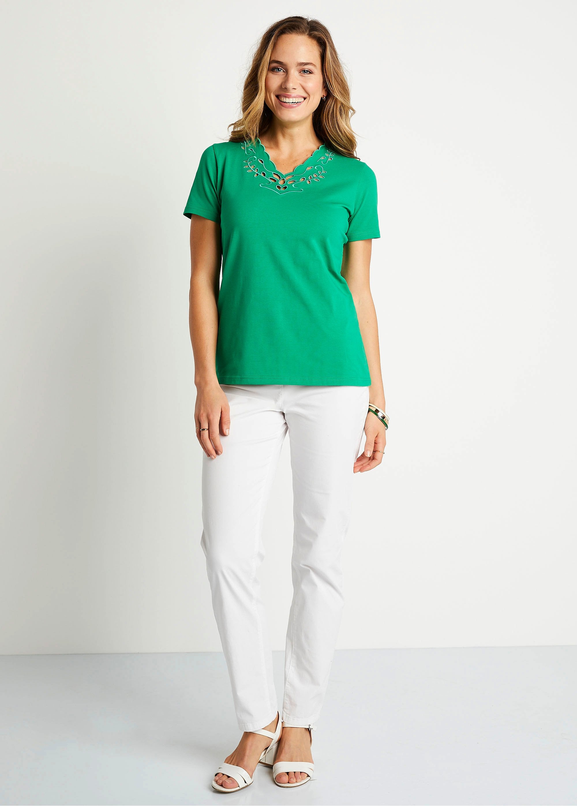 T-shirt_com_decote_em_V_bordado_e_aberto_VERDE_SF1_slim