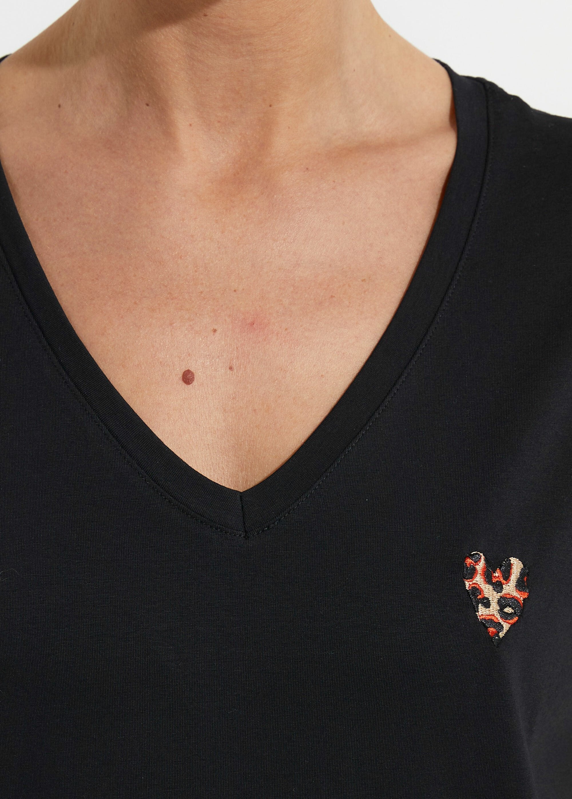 T-shirt_com_decote_em_V_e_bordado_de_leopardo_fluorescente_Noir_DE2_slim