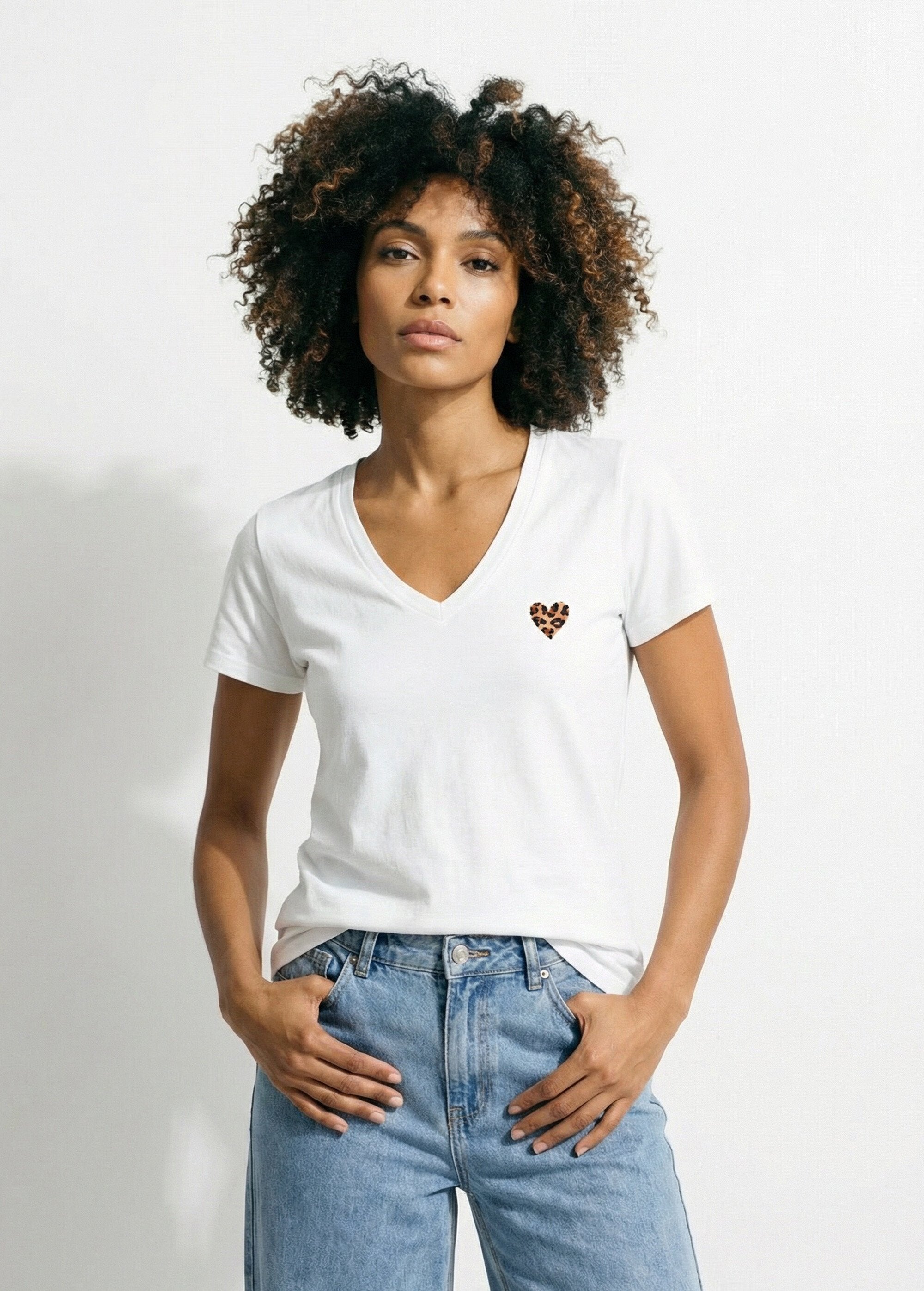 T-shirt_com_decote_em_V_e_bordado_de_leopardo_fluorescente_Blanc_FA1_slim