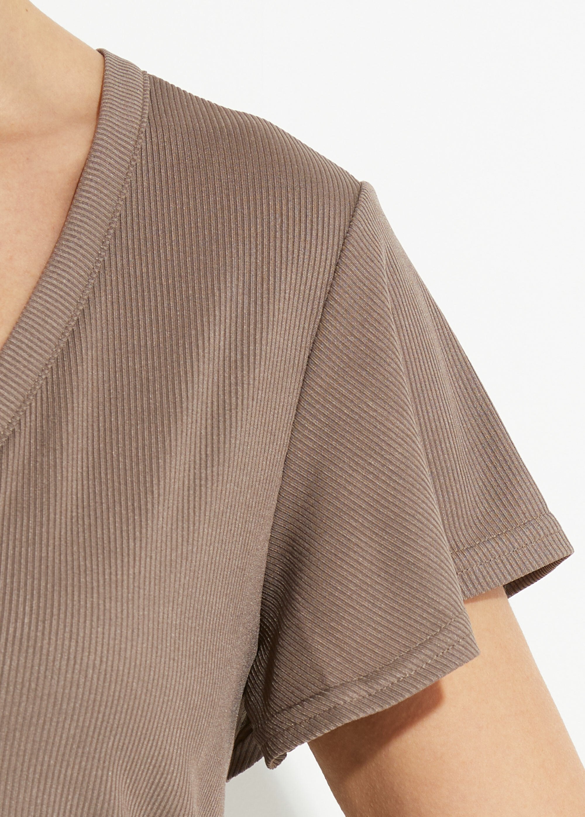 T-shirt_com_decote_em_V_em_jersey_canelado,_Essentiel_Taupe_DE2_slim