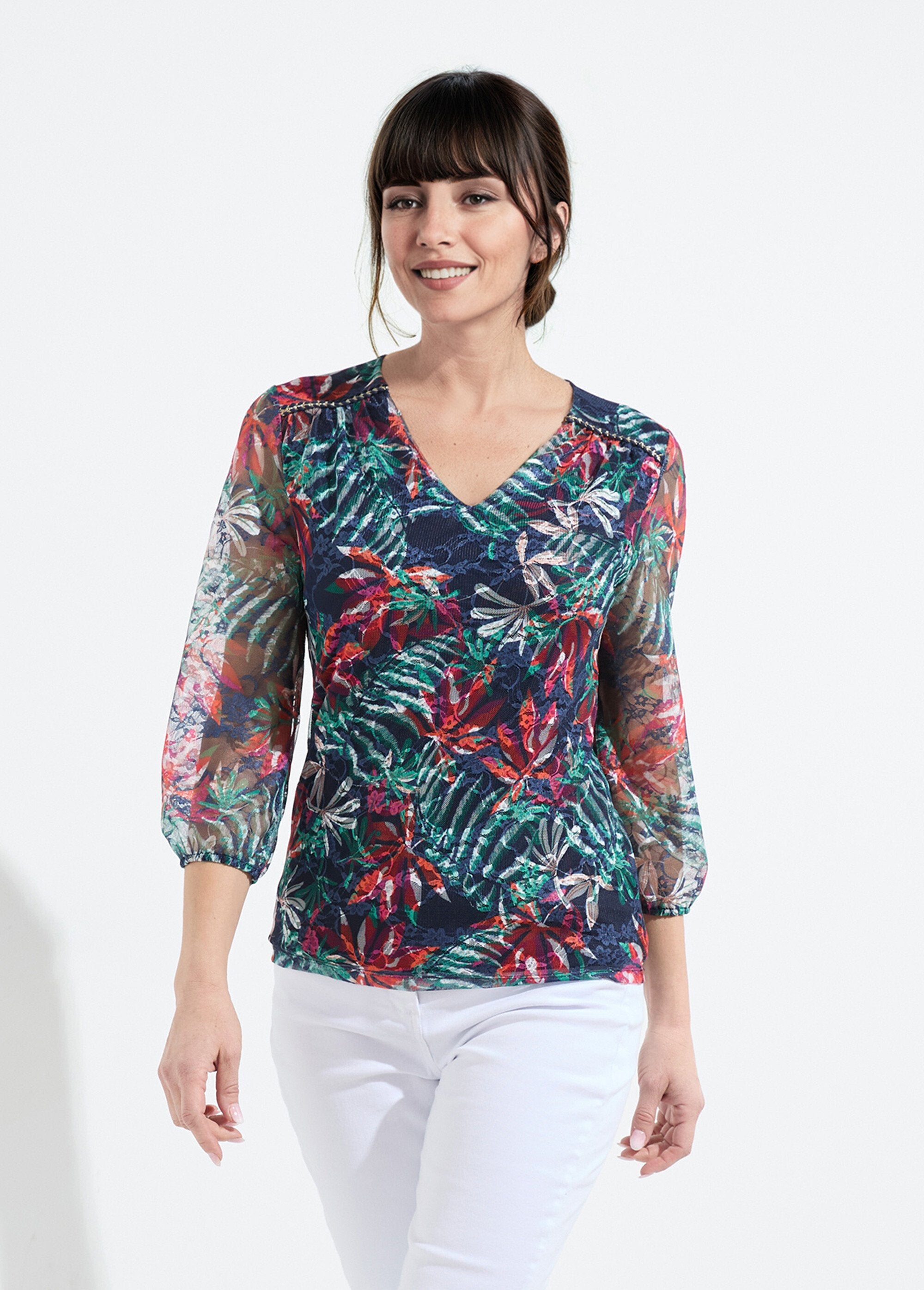 Camiseta_decote_em_V_com_malha_de_renda_estampada_Marine_et_orange_FA1_slim