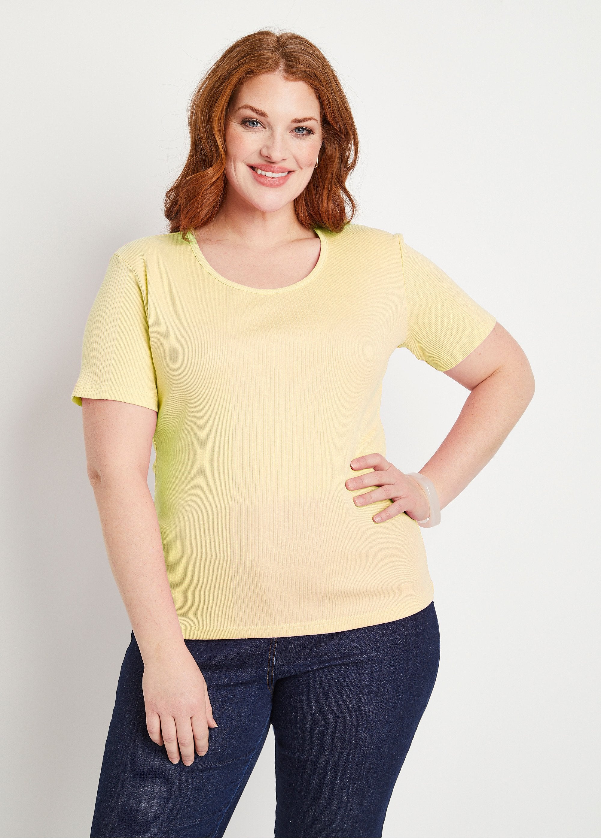 T-shirt_curta_em_malha_canelada_com_gola_redonda_AMARELO_FA1_curvy