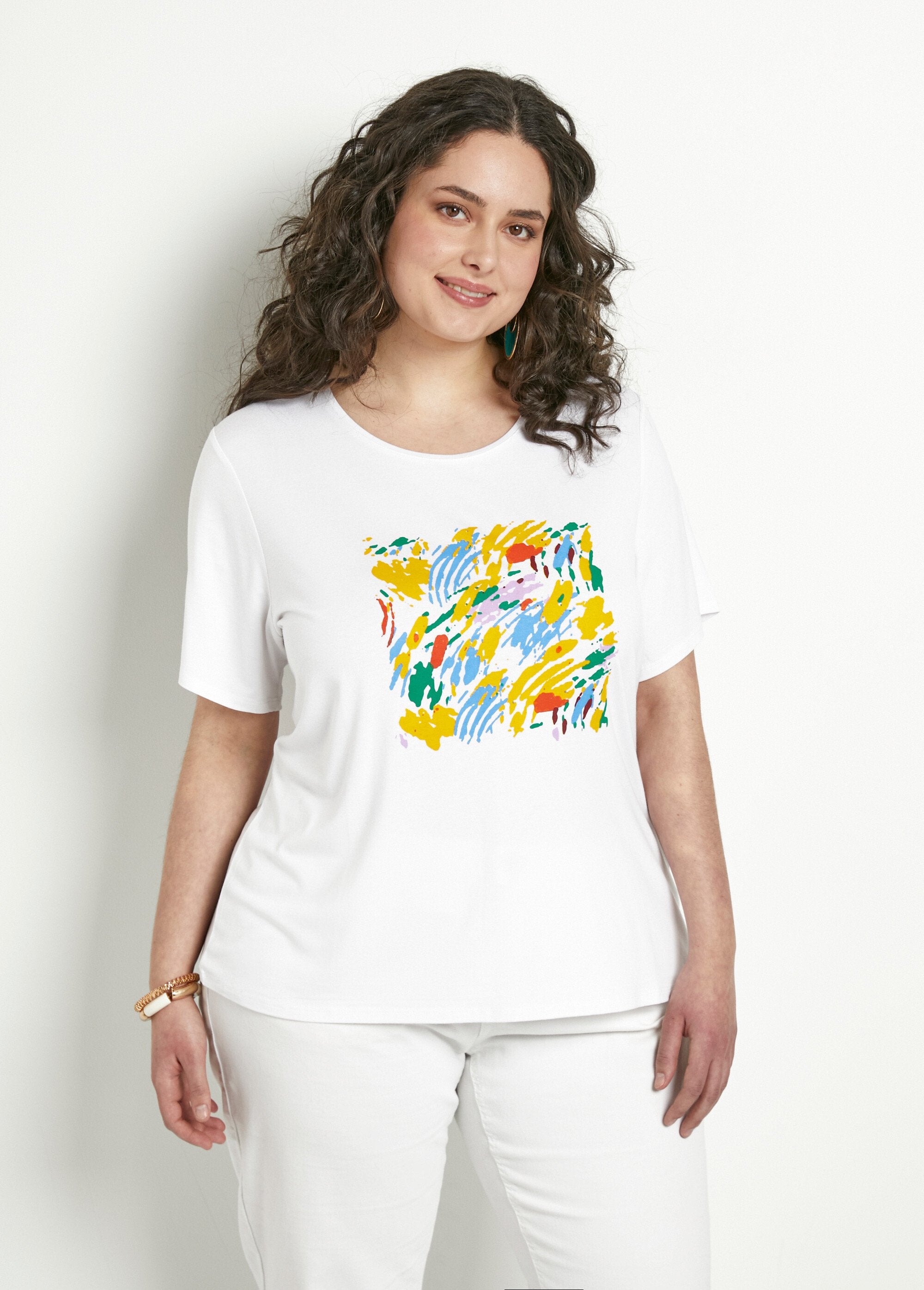 T-shirt_court_blanc_à_motif_manches_courtes_Fond_blanc_FA1_curvy