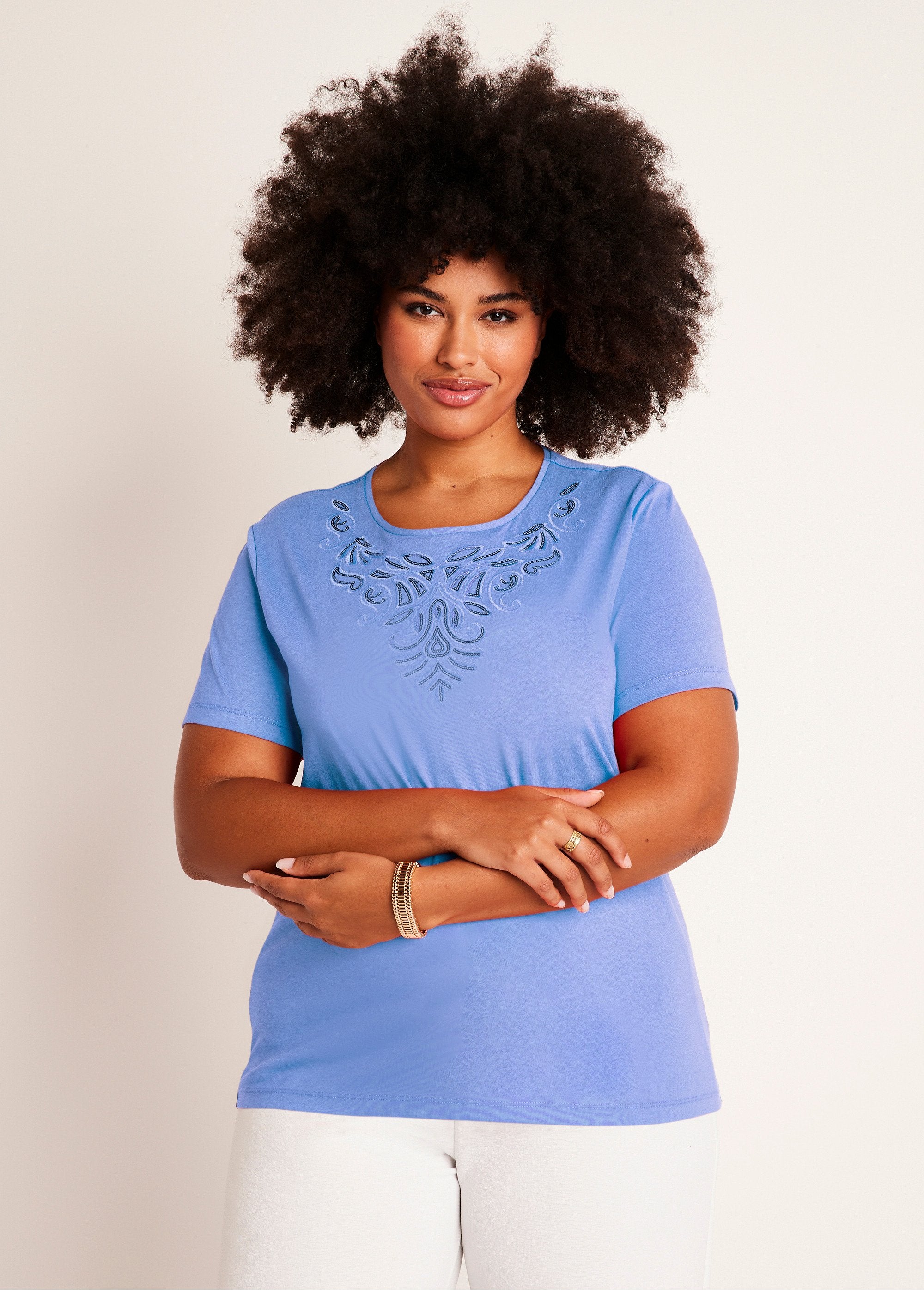 Camiseta_cropped_bordada_de_manga_curta_AZUL_FA1_curvy