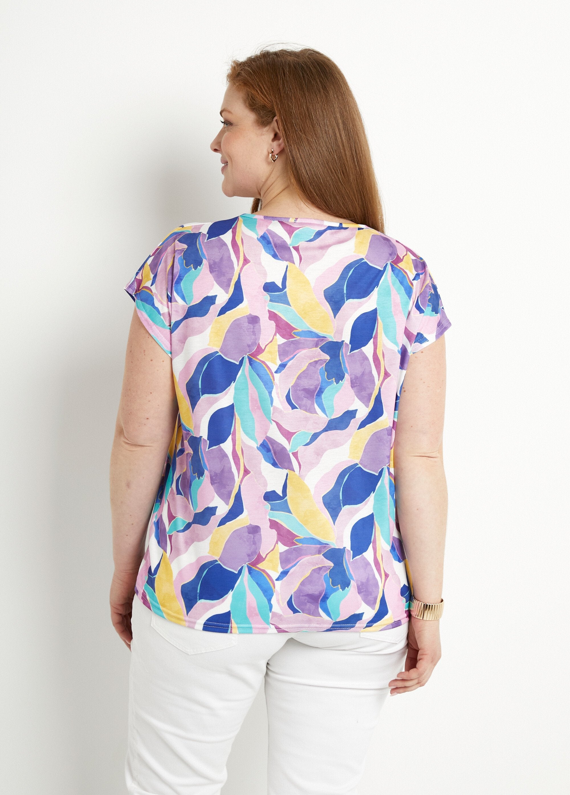 Camiseta_curta_com_decote_em_V_e_estampa_brilhante_Parme_et_jaune_DO1_curvy