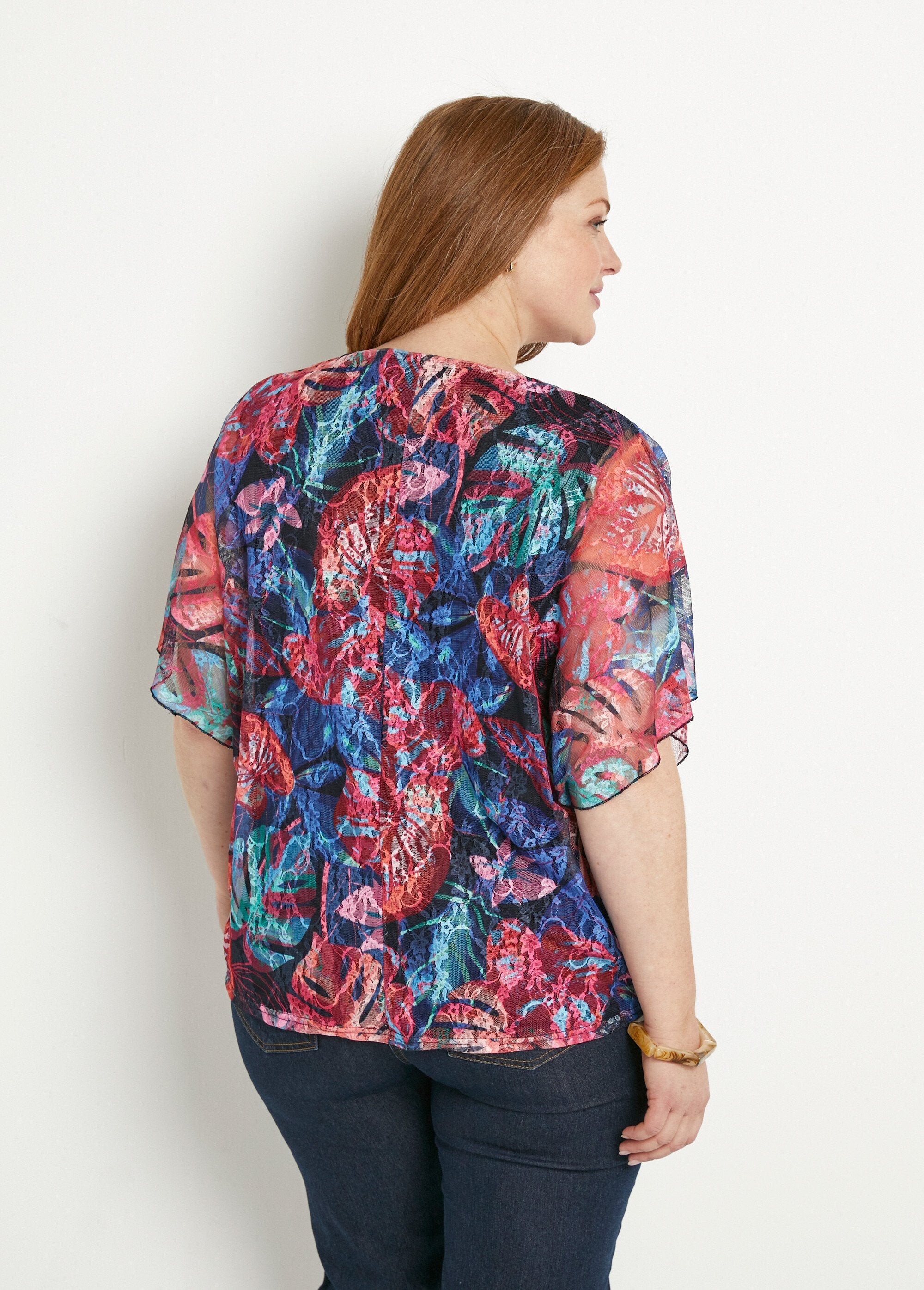 Camiseta_curta_com_decote_em_V_e_renda_estampada_Multicolore_DO1_curvy