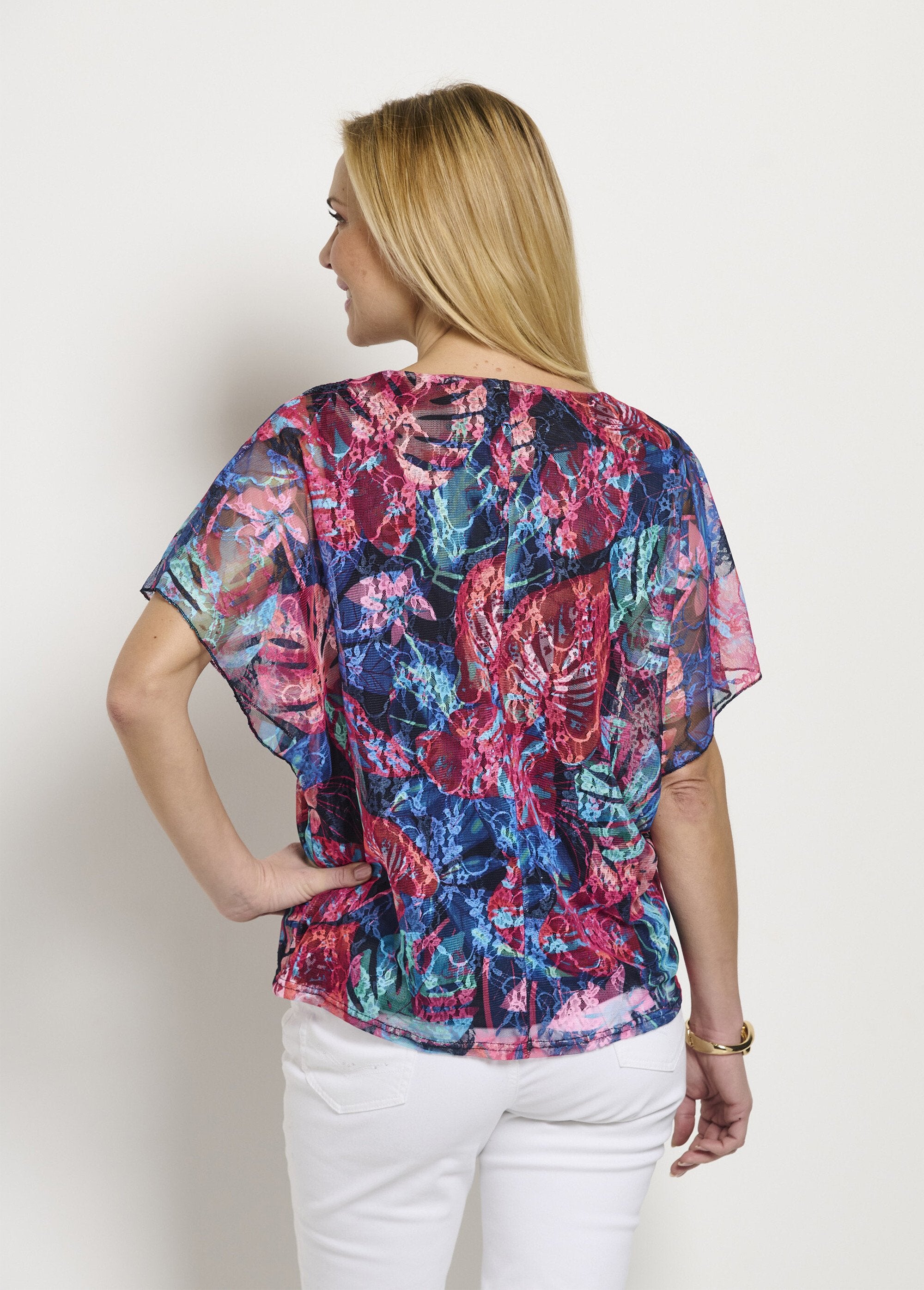 Camiseta_curta_com_decote_em_V_e_renda_estampada_Multicolore_DO1_slim