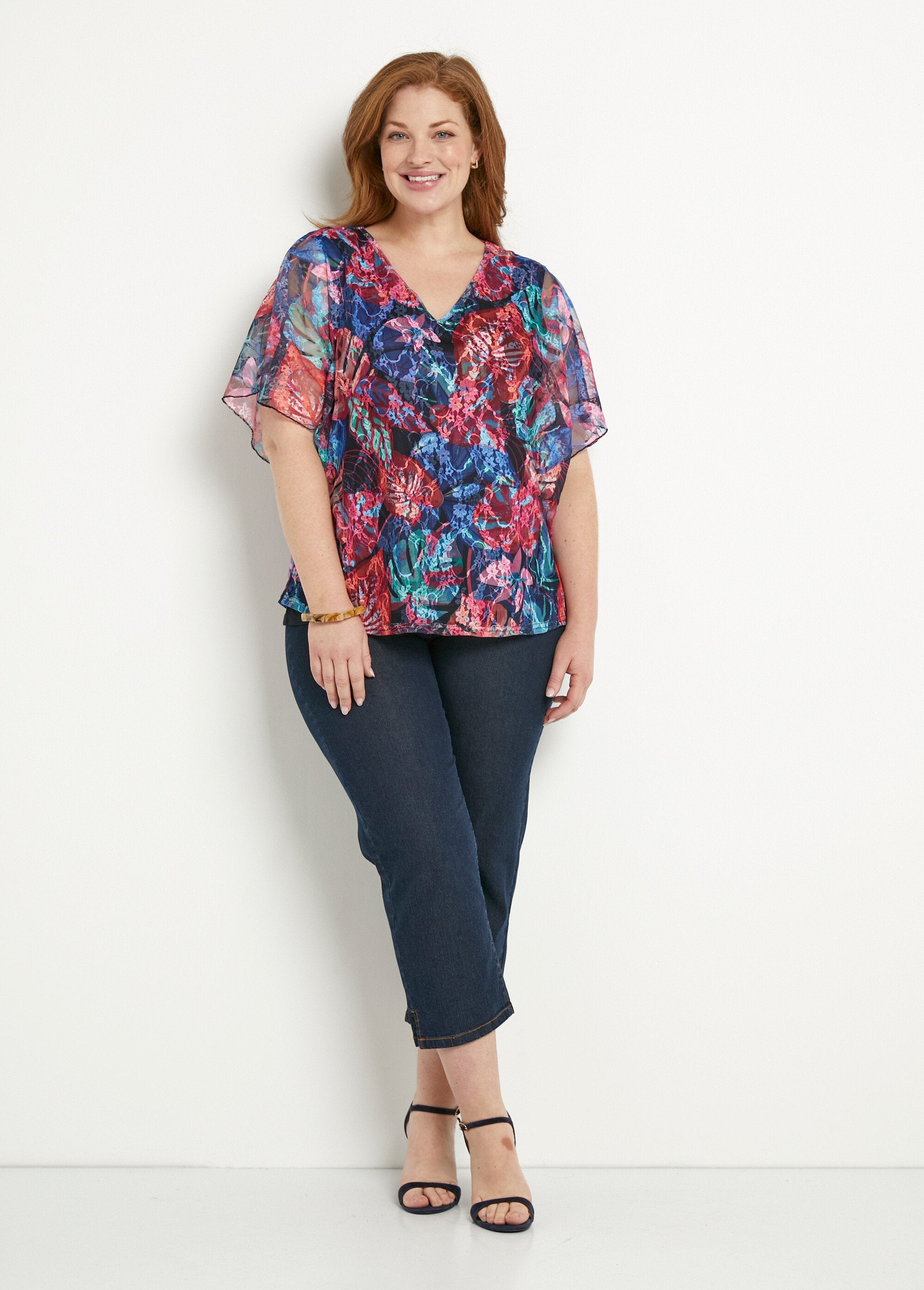 Camiseta_curta_com_decote_em_V_e_renda_estampada_Multicolore_SF1_curvy