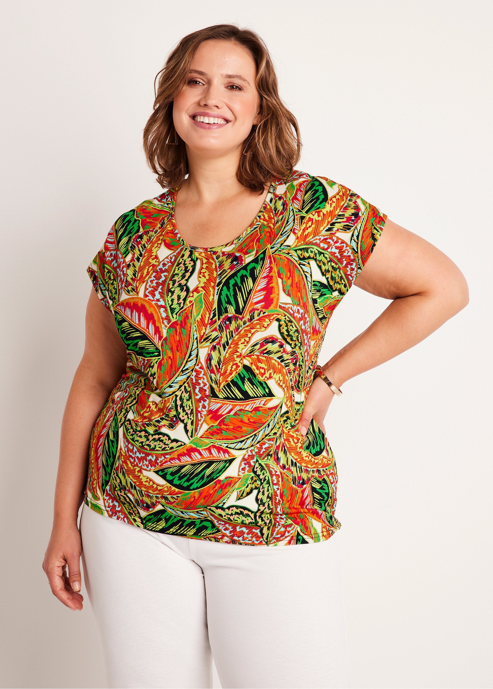 Camiseta_curta_com_estampa_de_folhagem_Verde_e_vermelho_FA1_curvy