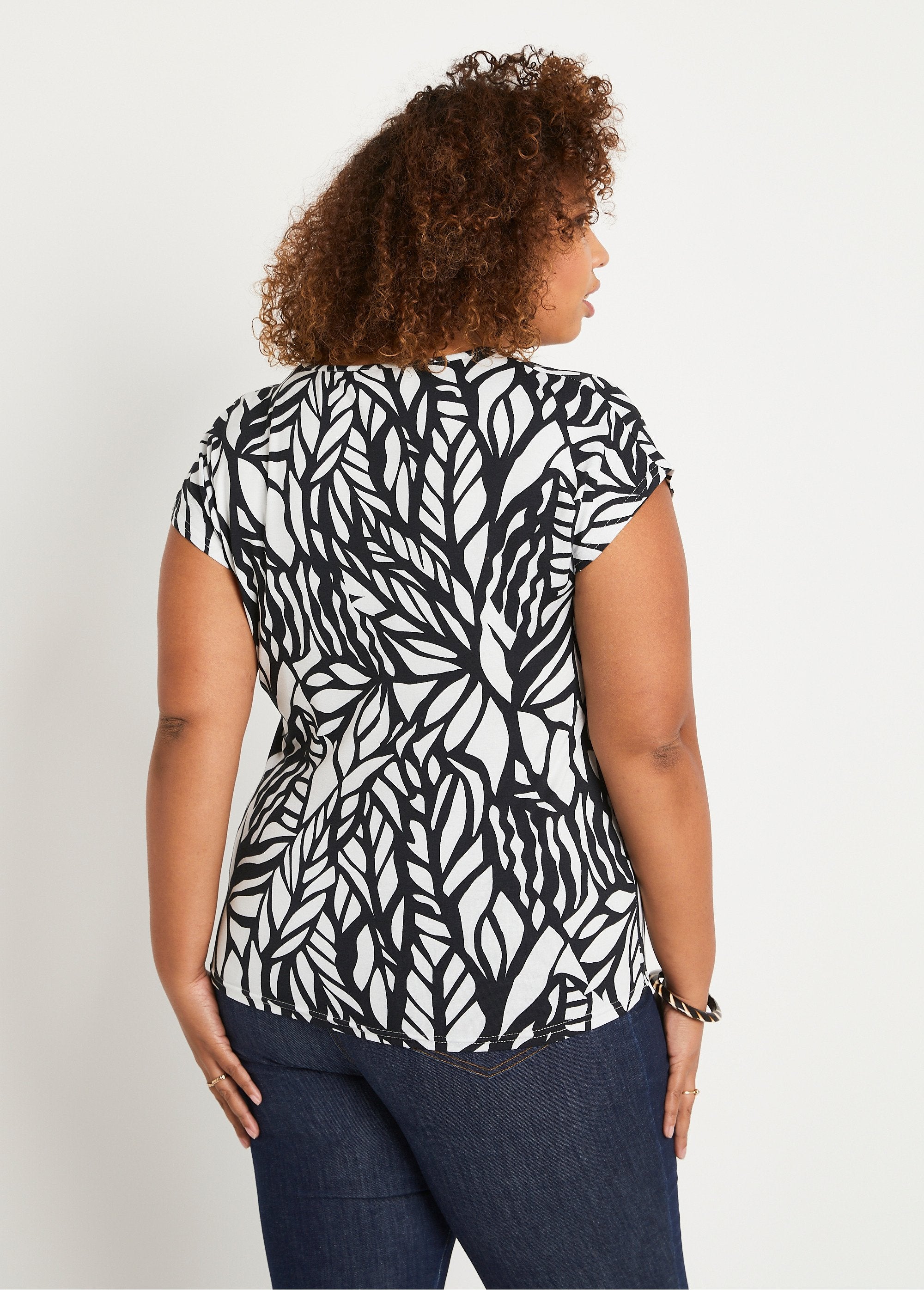 Camiseta_curta_estampada_Preto_e_branco_DO1_curvy