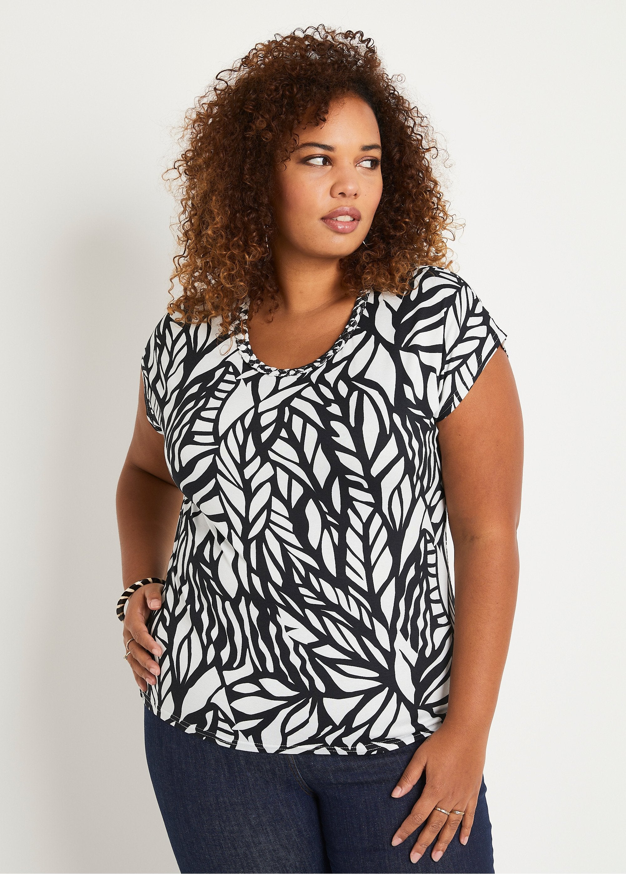 Camiseta_curta_estampada_Preto_e_branco_FA2_curvy