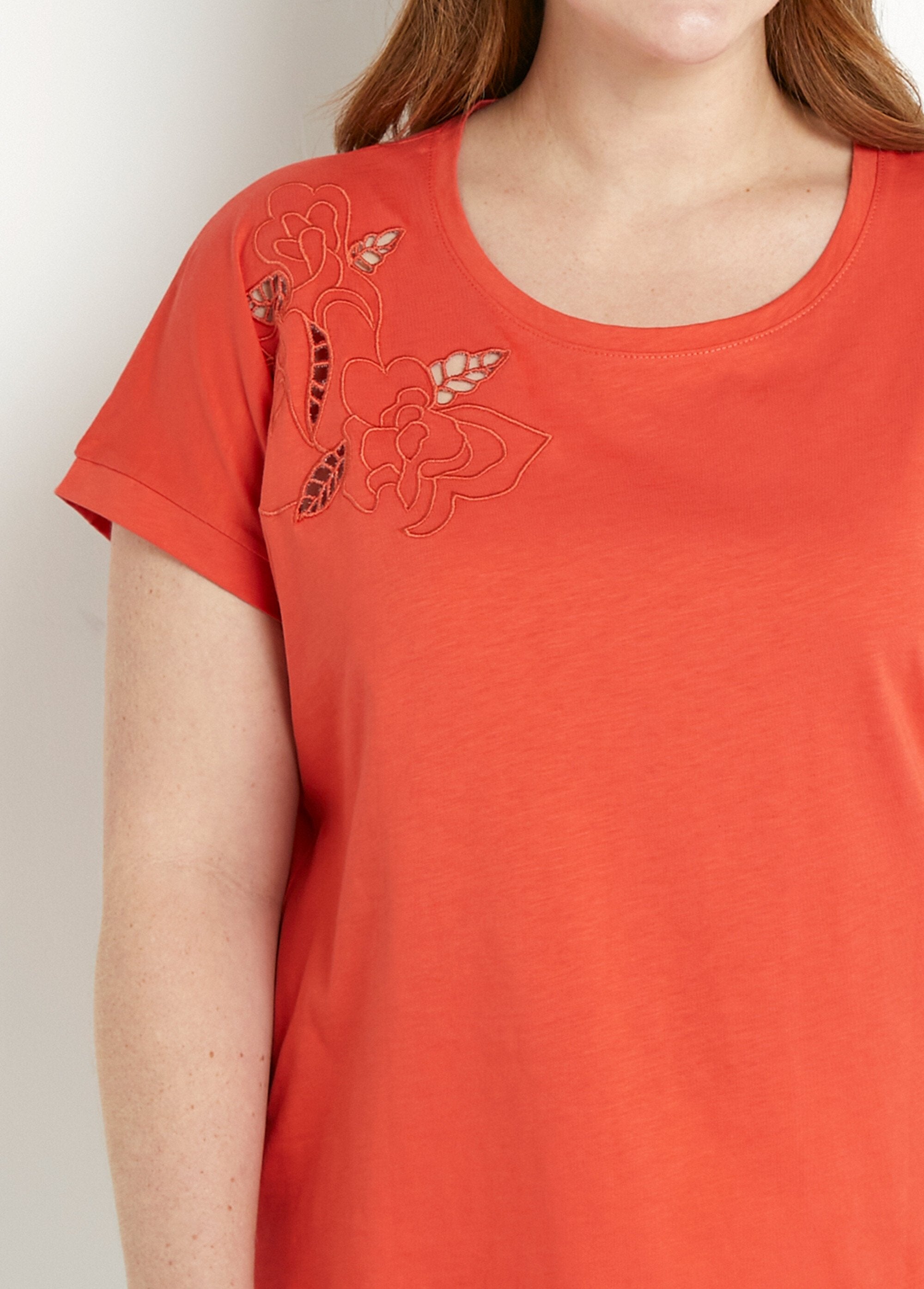 Camiseta_lisa_de_manga_curta_com_bordado_vazado_Capucine_DE1_curvy