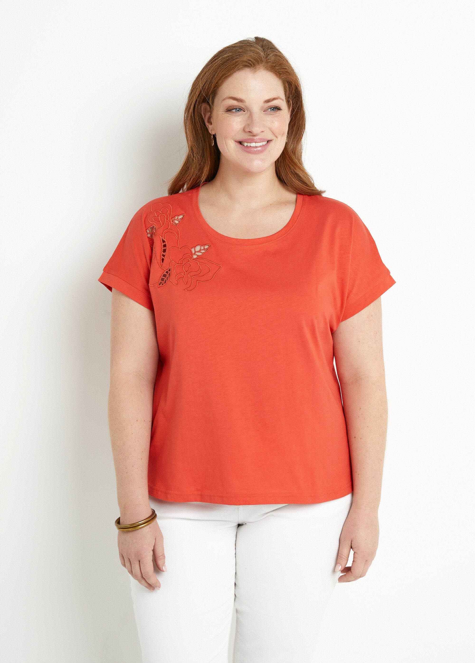 Camiseta_lisa_de_manga_curta_com_bordado_vazado_Capucine_FA1_curvy