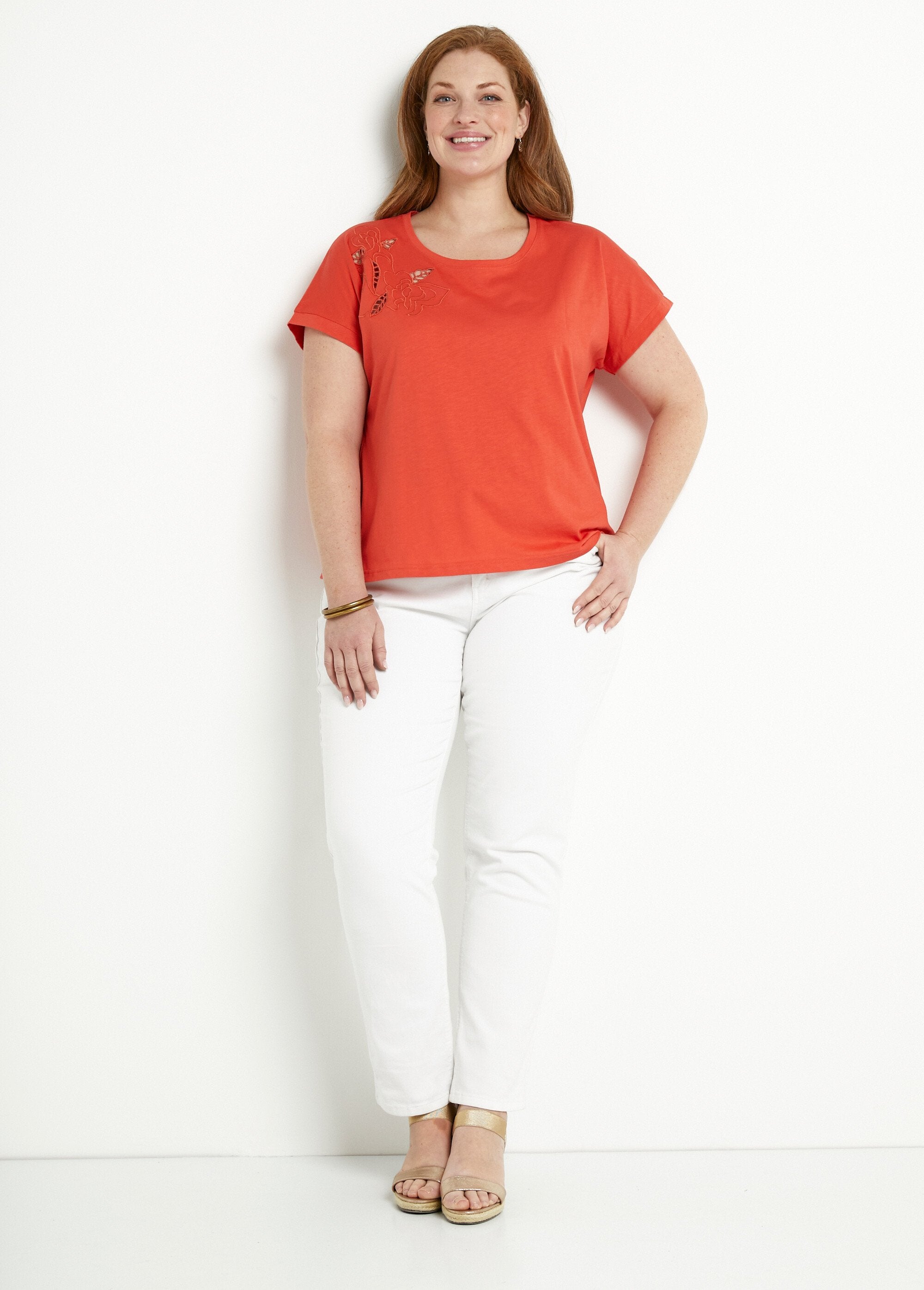Camiseta_lisa_de_manga_curta_com_bordado_vazado_Capucine_SF1_curvy