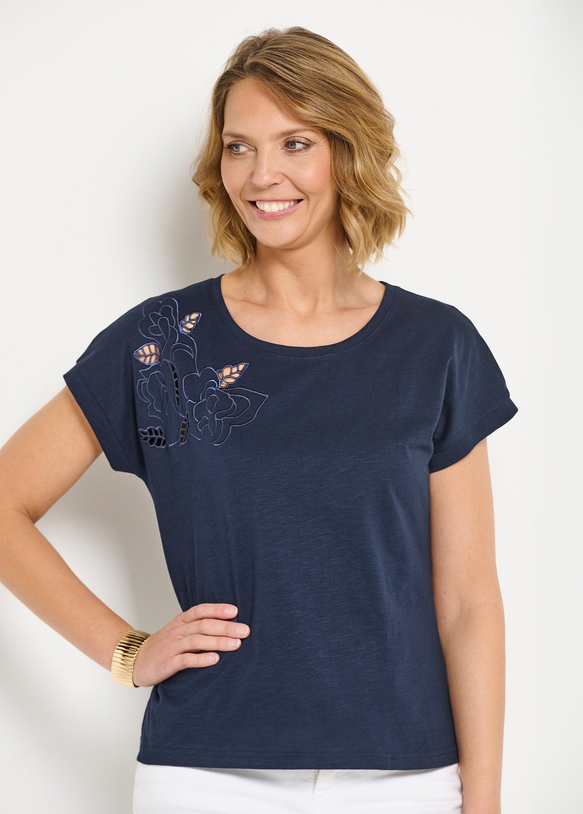 Camiseta_lisa_de_manga_curta_com_bordado_vazado_Marine_DE1_slim