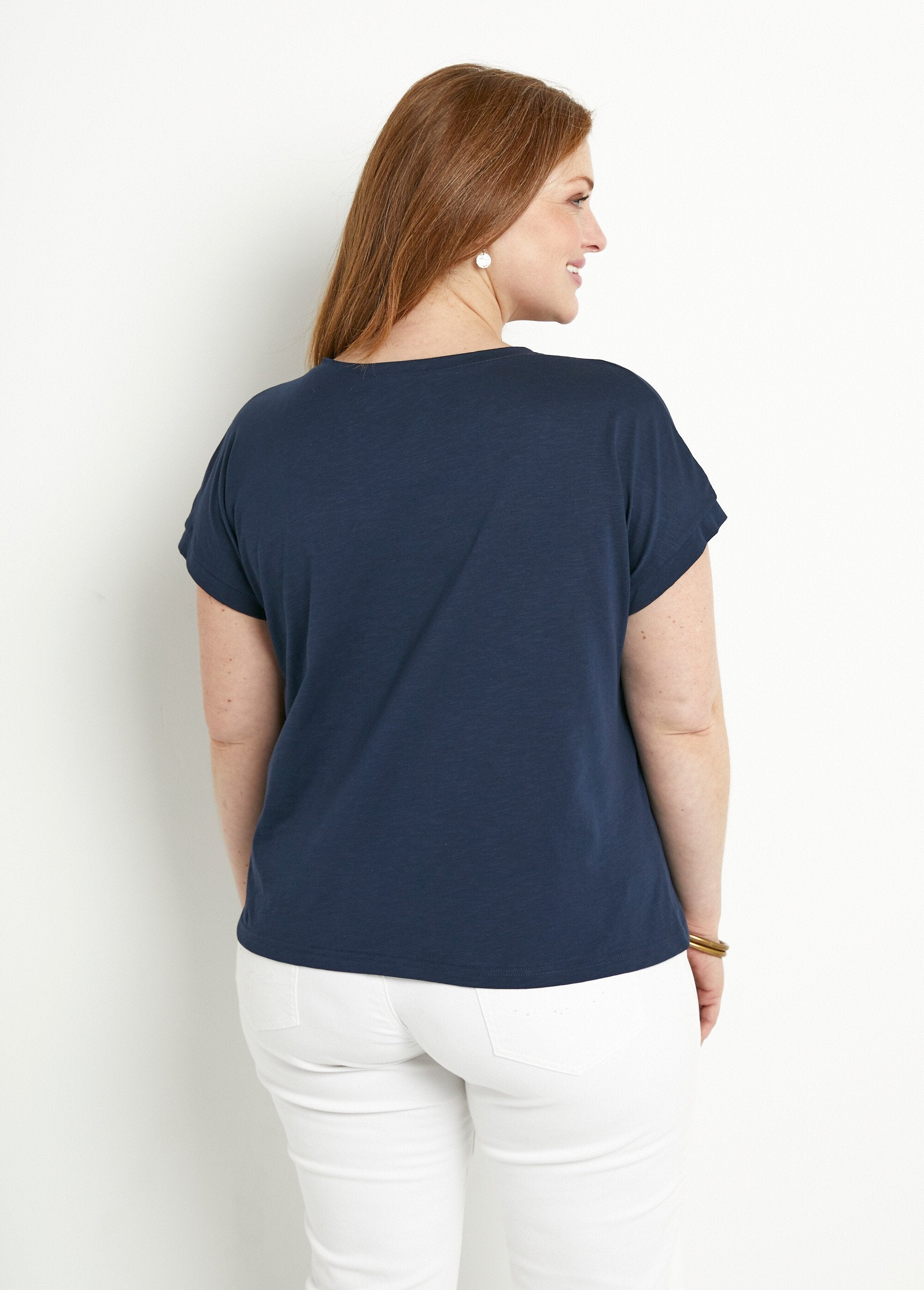 Camiseta_lisa_de_manga_curta_com_bordado_vazado_Marine_DO1_curvy