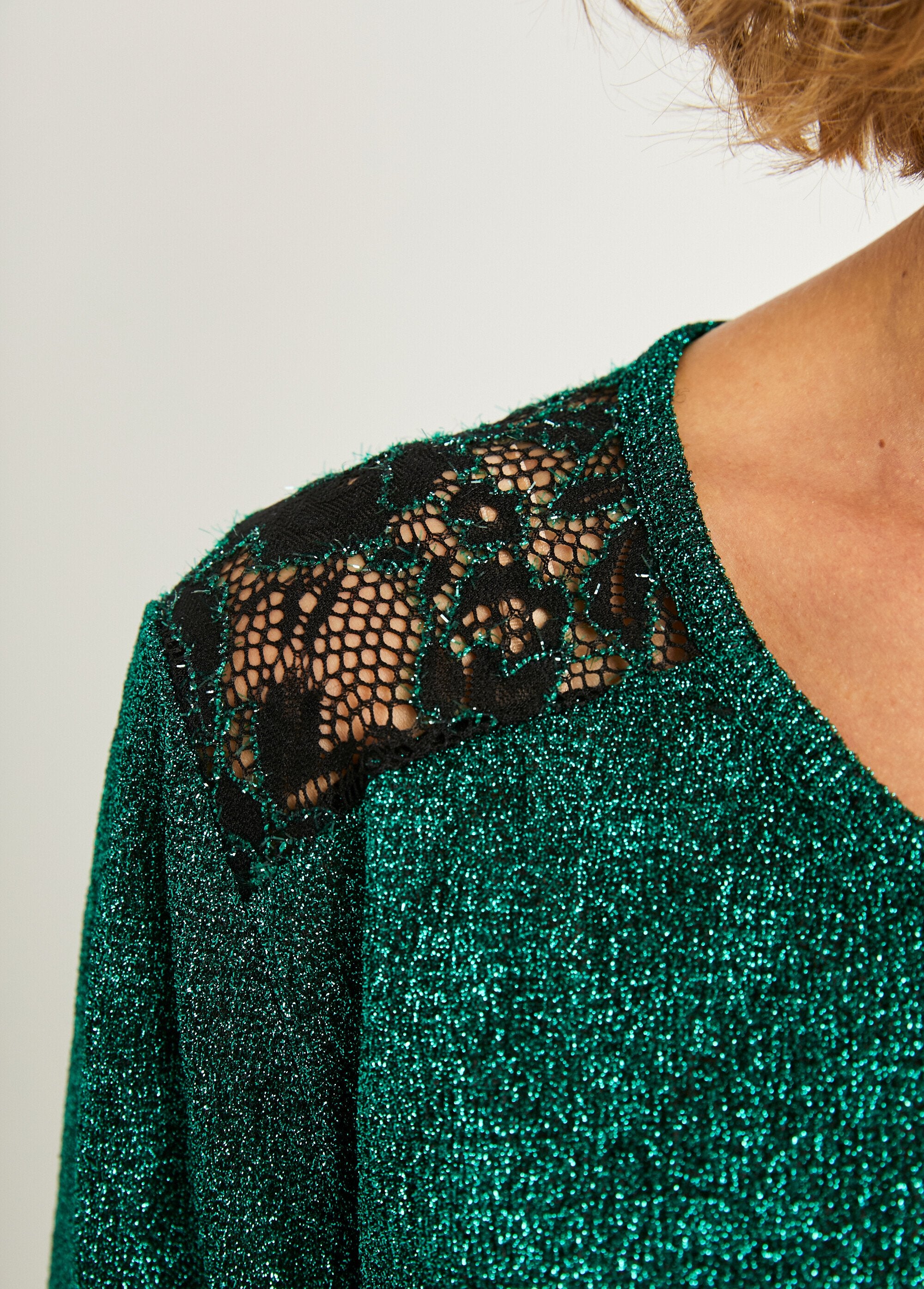 T-shirt_de_renda_simples_com_gola_redonda_e_joia_Vert_DE5_slim