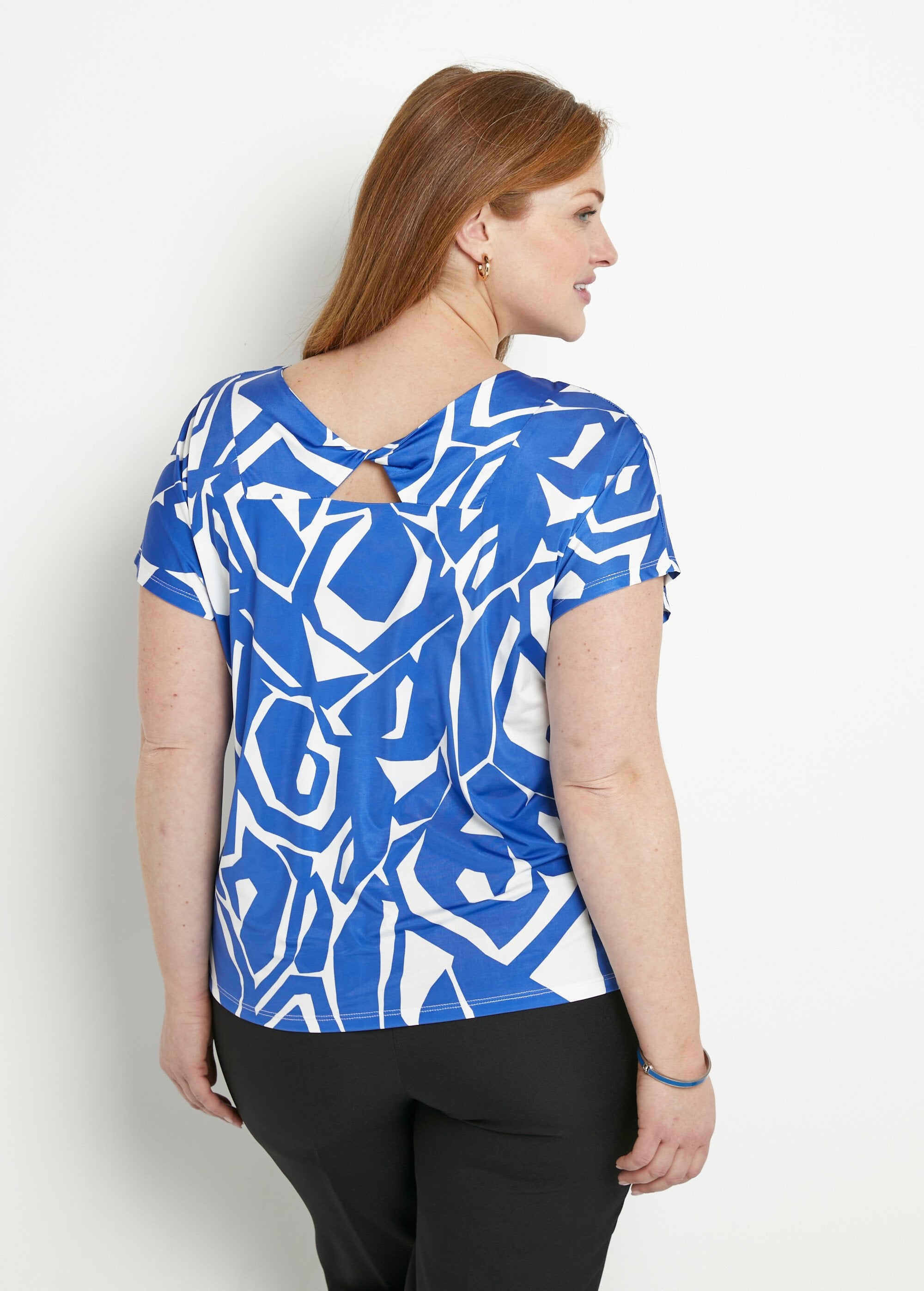 Camiseta_curta_reta_com_decote_em_V_e_estampa_gráfica_Bleu_et_blanc_DO1_curvy